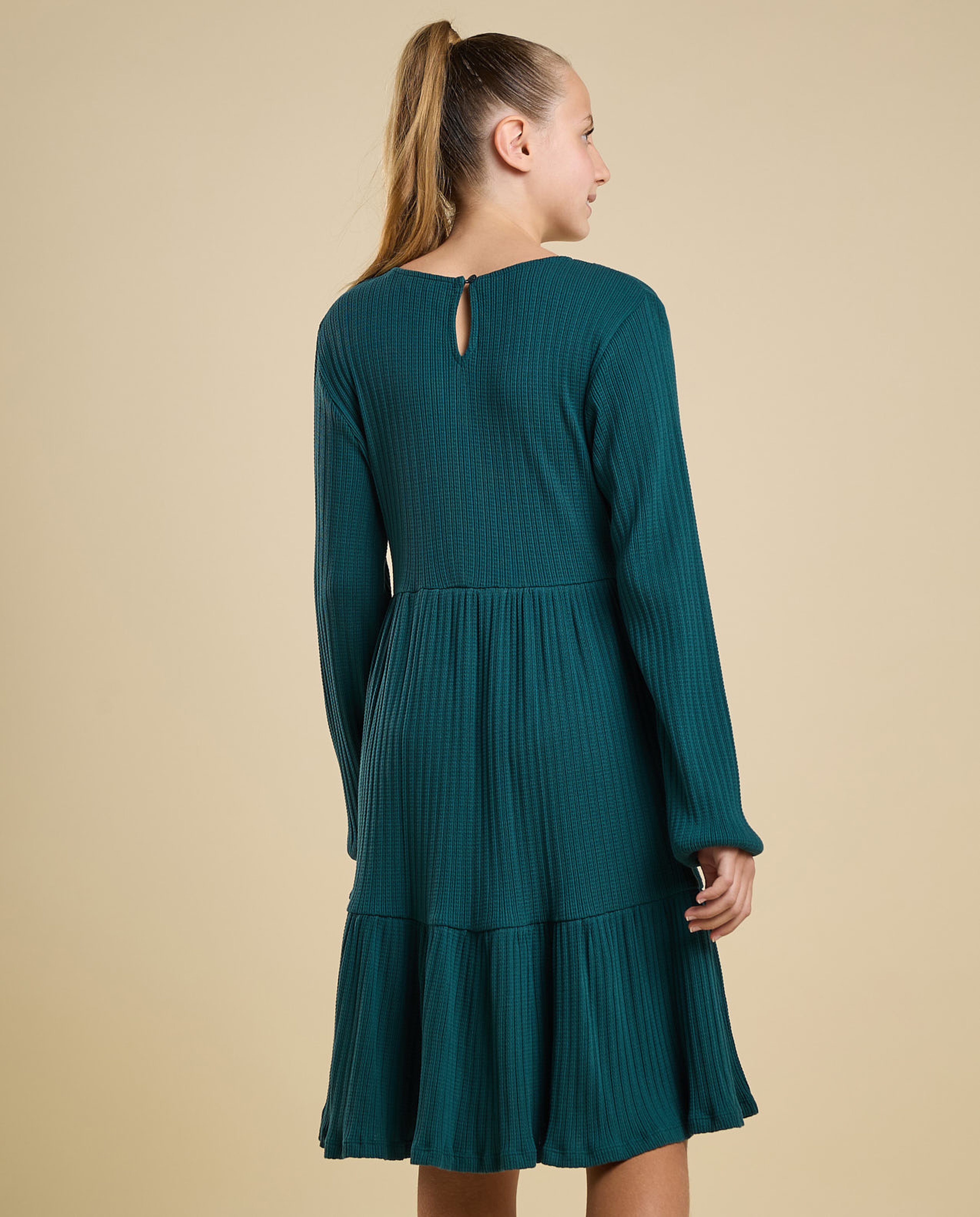 Ribbed Tired Dress with Crew Neck and Long Sleeves