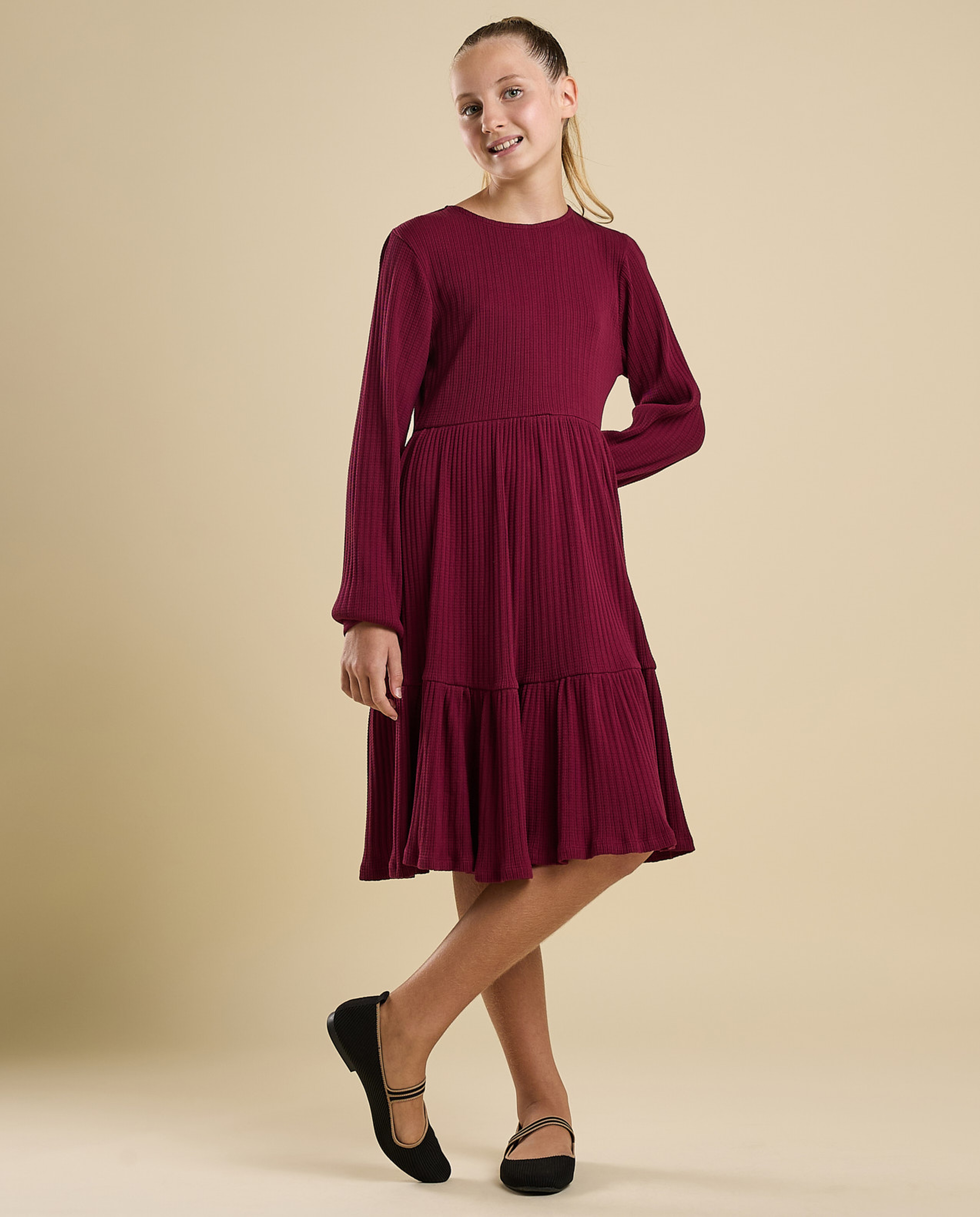 Ribbed Tired Dress with Crew Neck and Long Sleeves