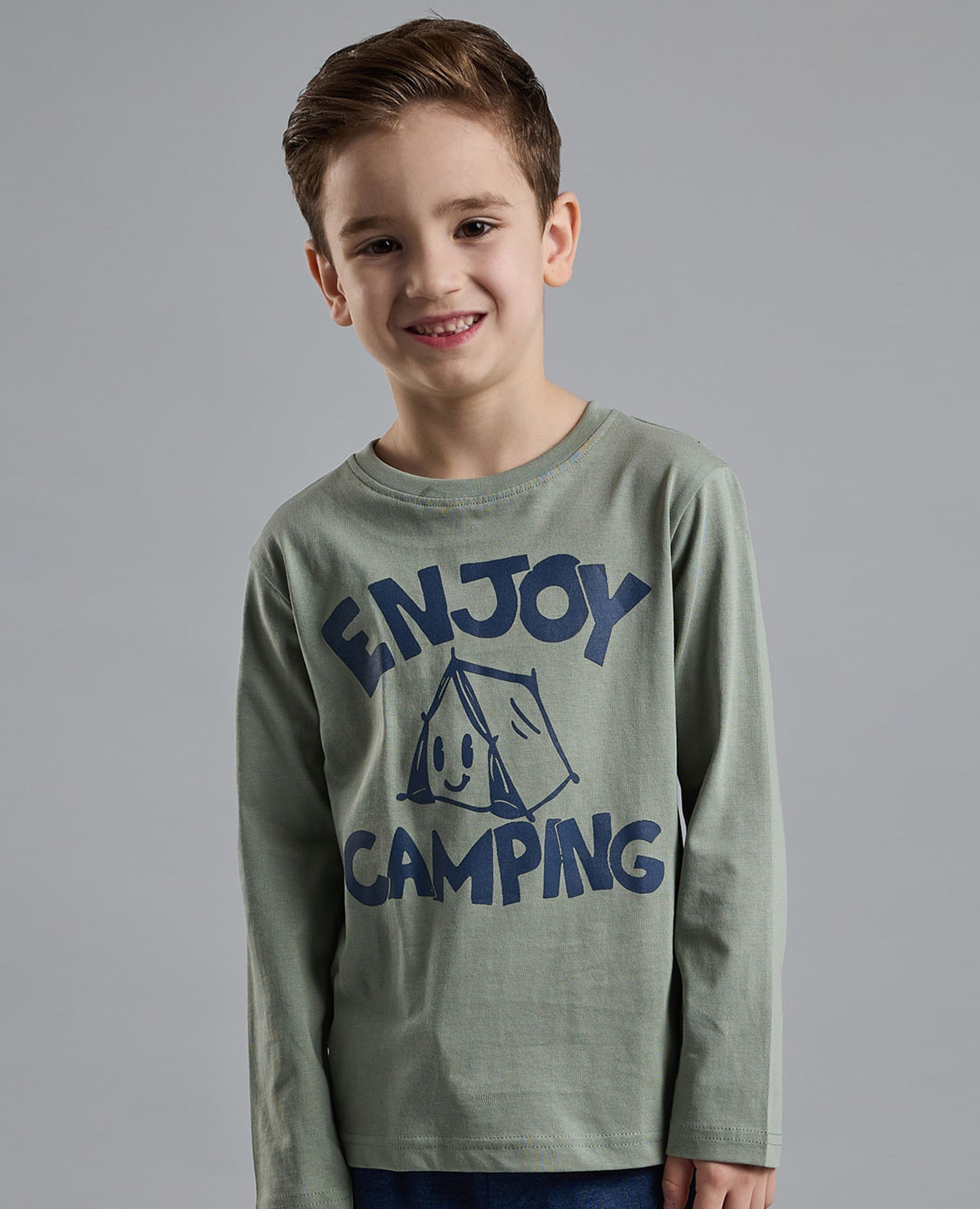 تيشيرت بطبعة جرافيك برقبة دائرية وأكمام طويلة