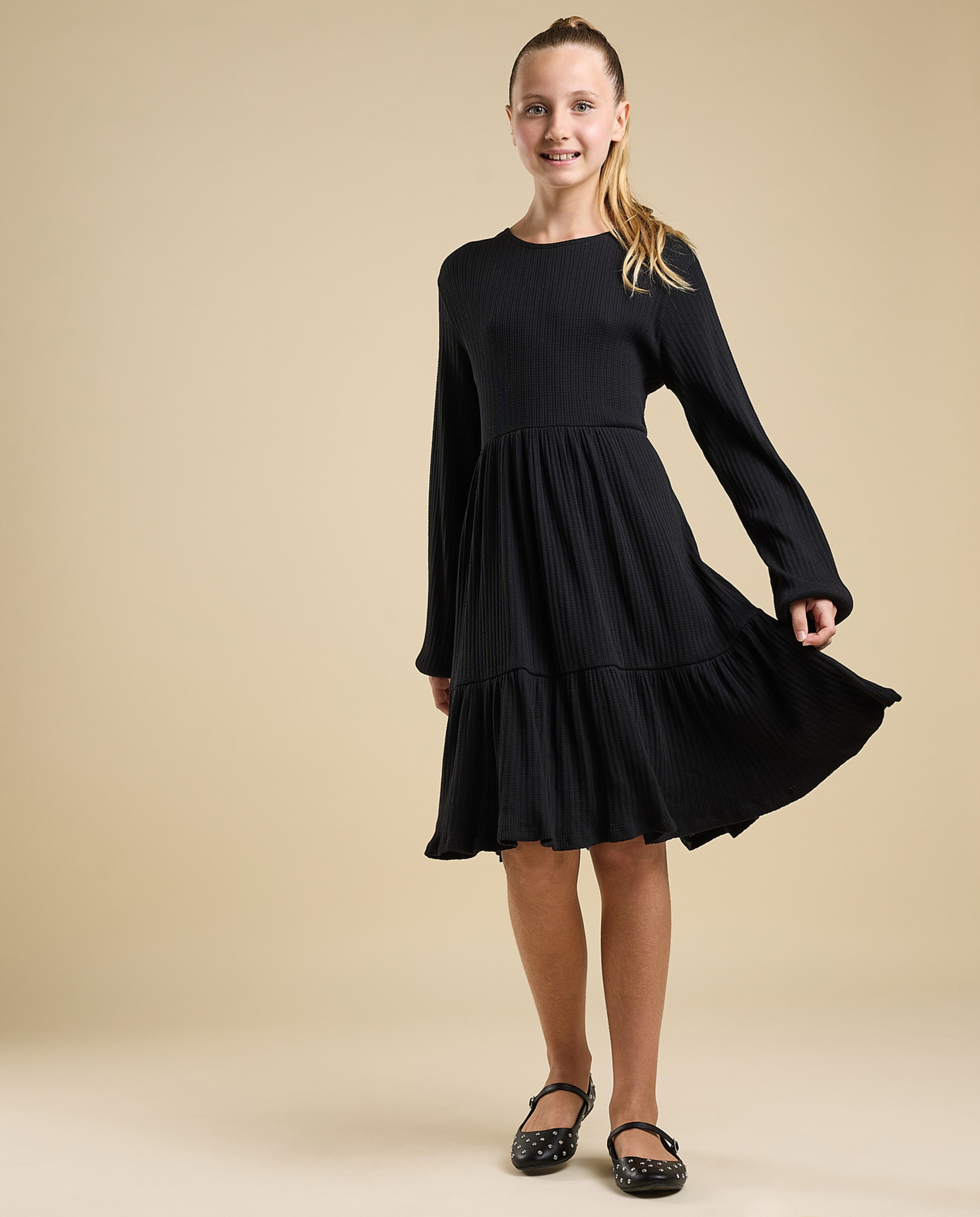 Ribbed Tired Dress with Crew Neck and Long Sleeves