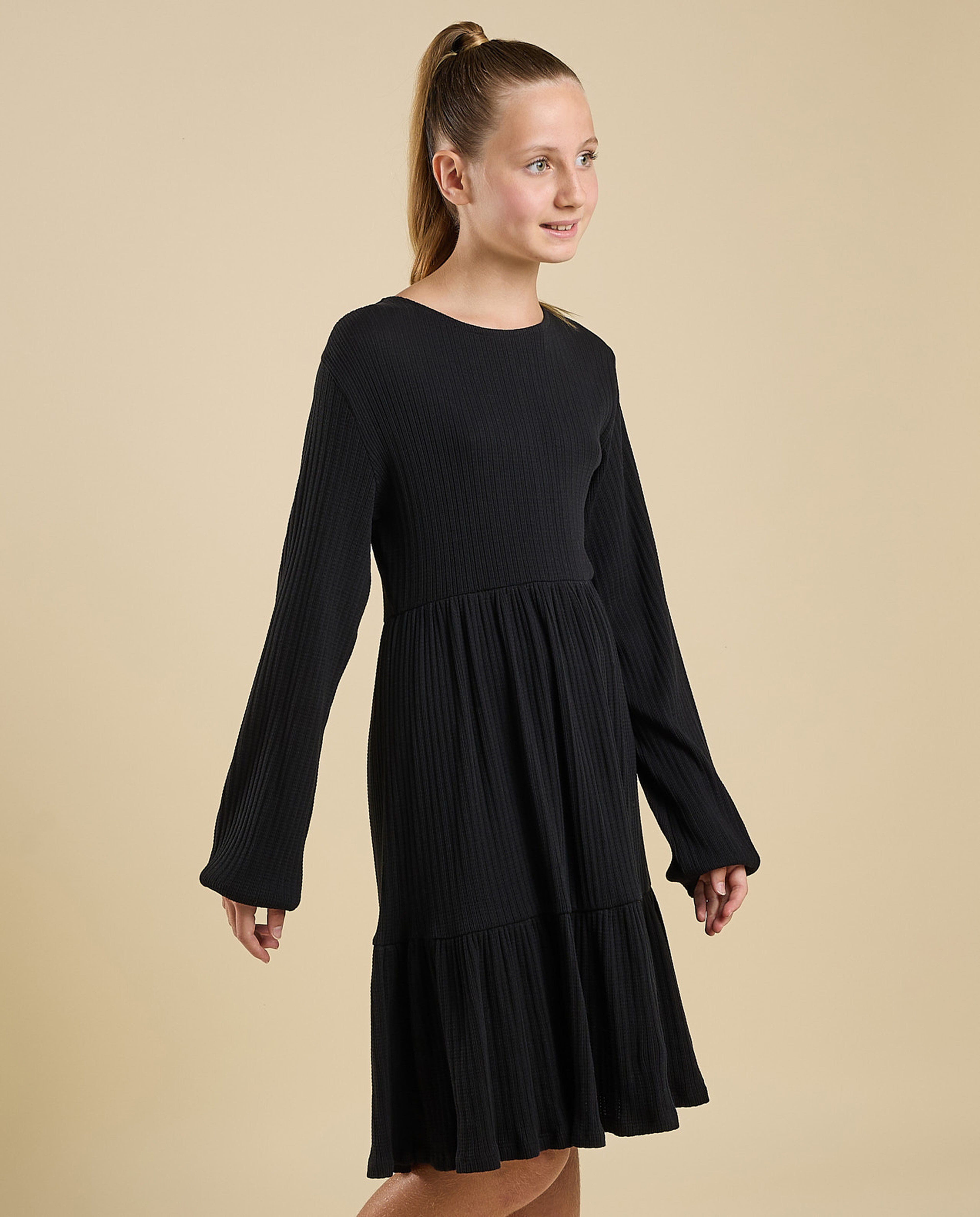 Ribbed Tired Dress with Crew Neck and Long Sleeves