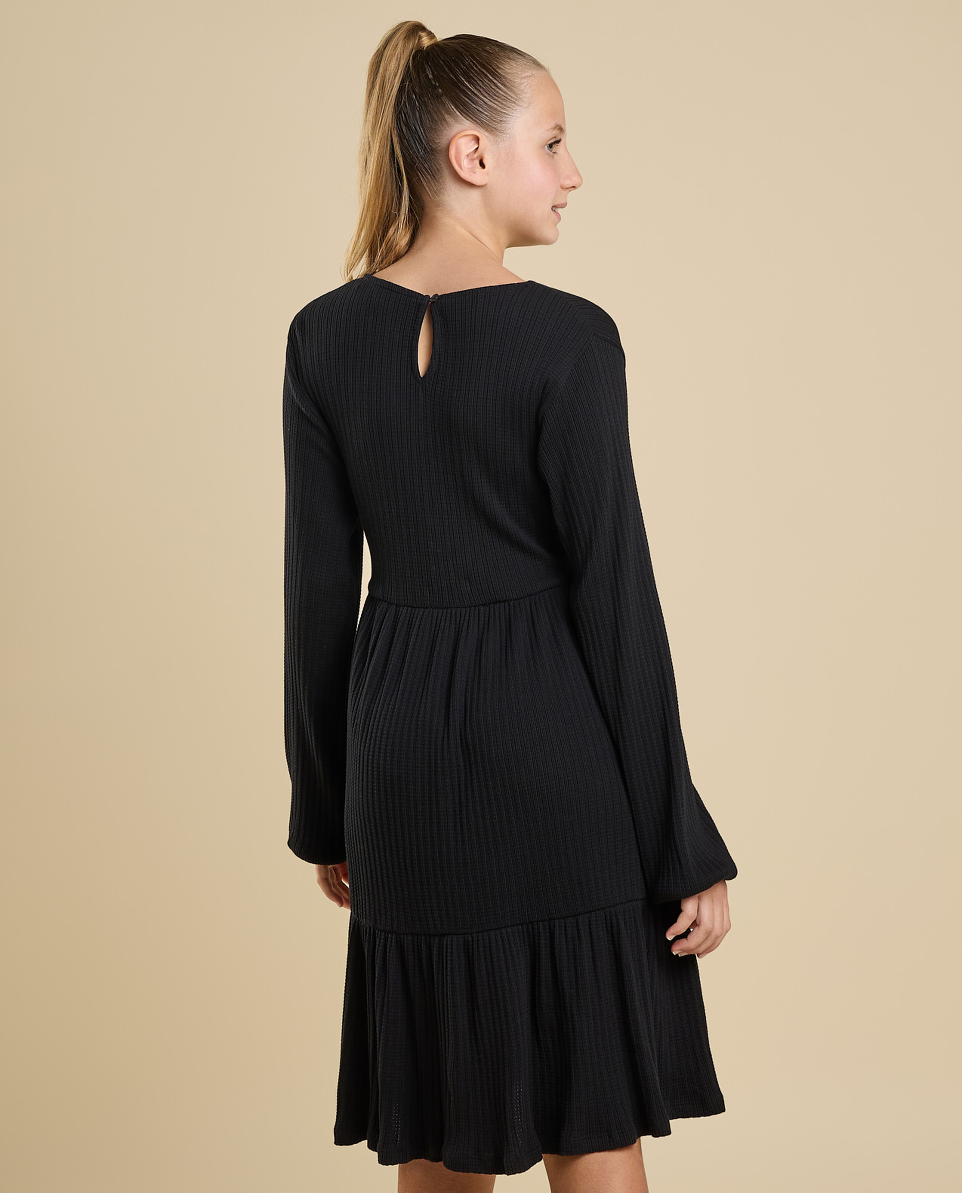 Ribbed Tired Dress with Crew Neck and Long Sleeves