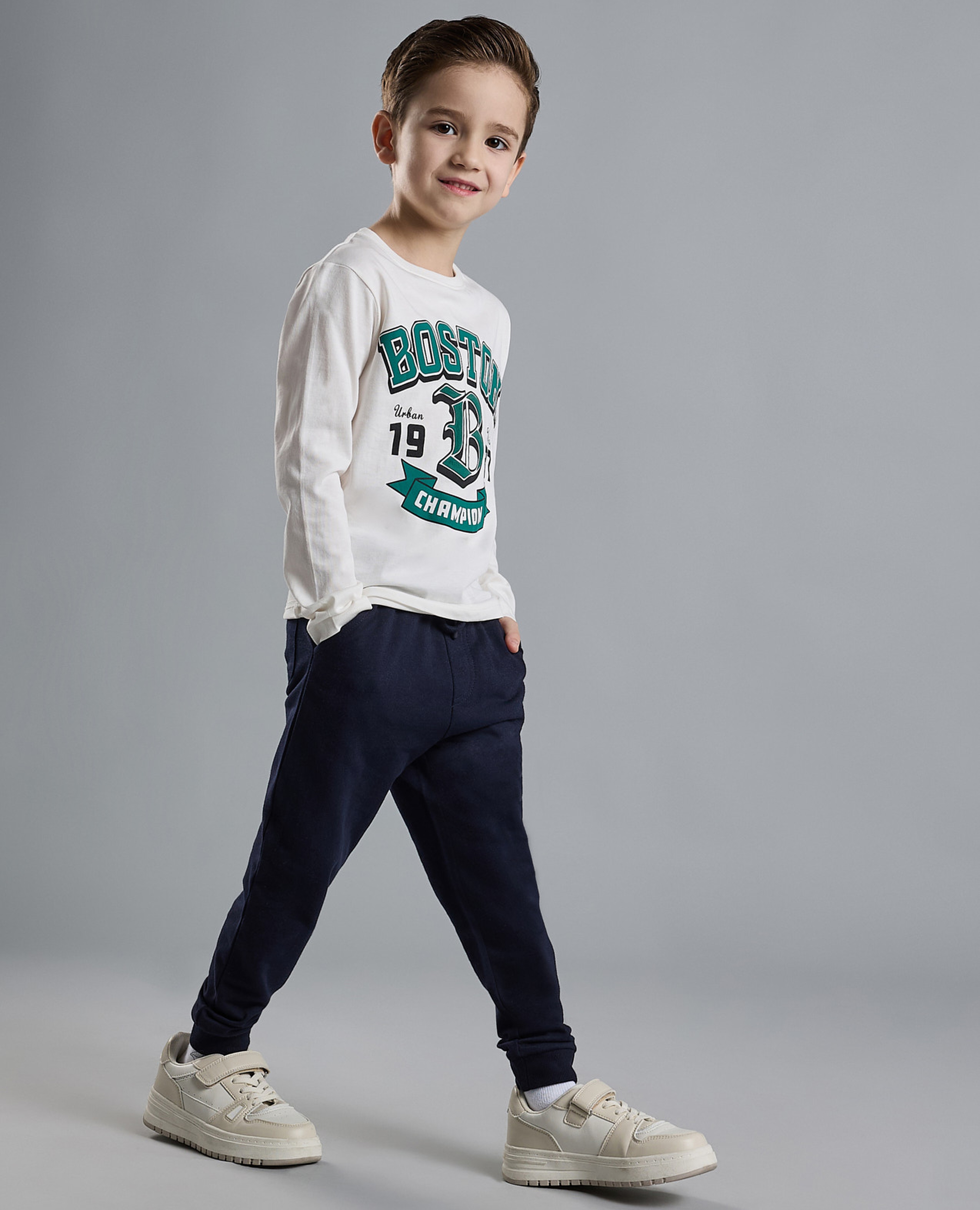 تيشيرت بطبعة جرافيك برقبة دائرية وأكمام طويلة