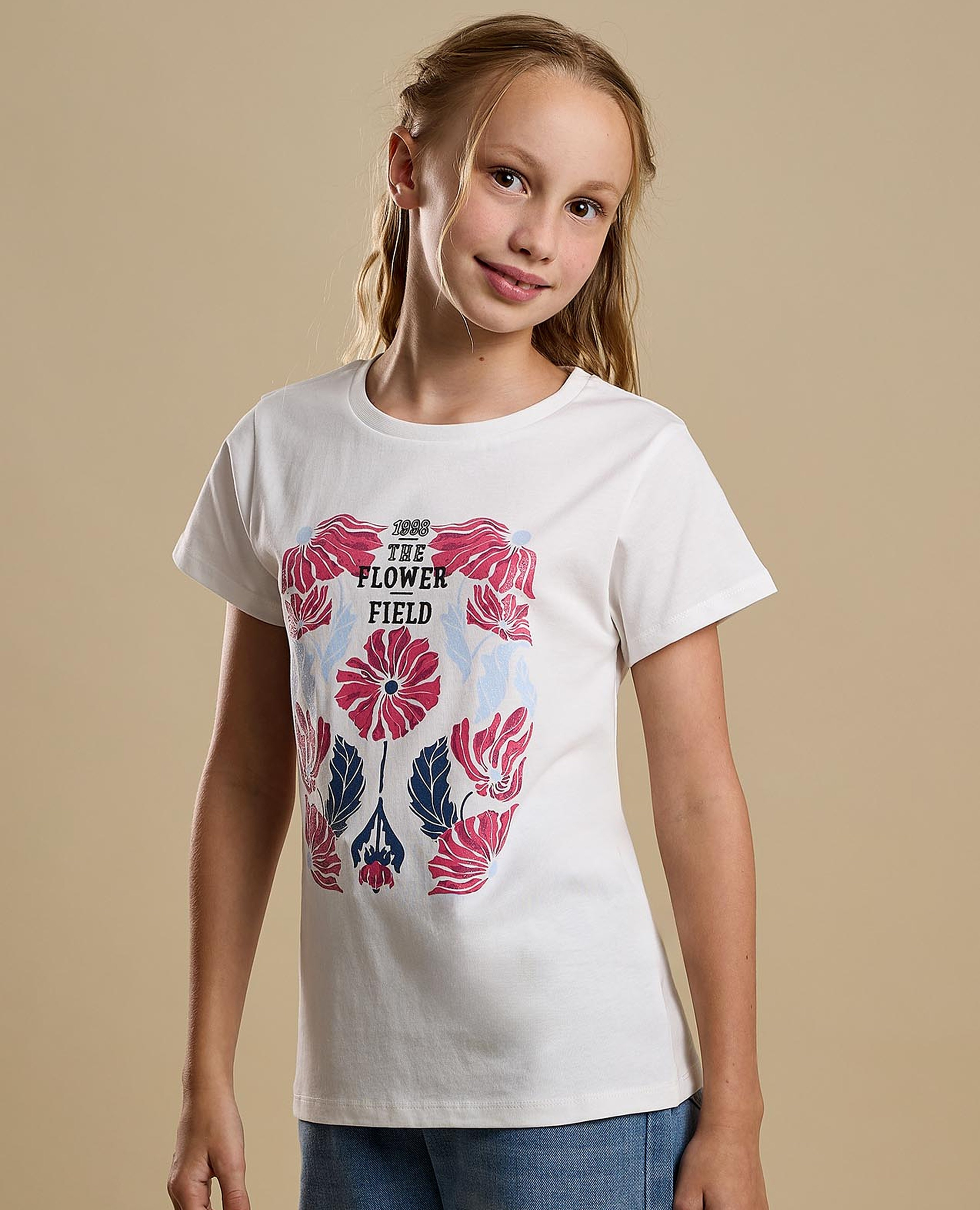 تيشيرت بطبعة جرافيك برقبة دائرية وأكمام قصيرة