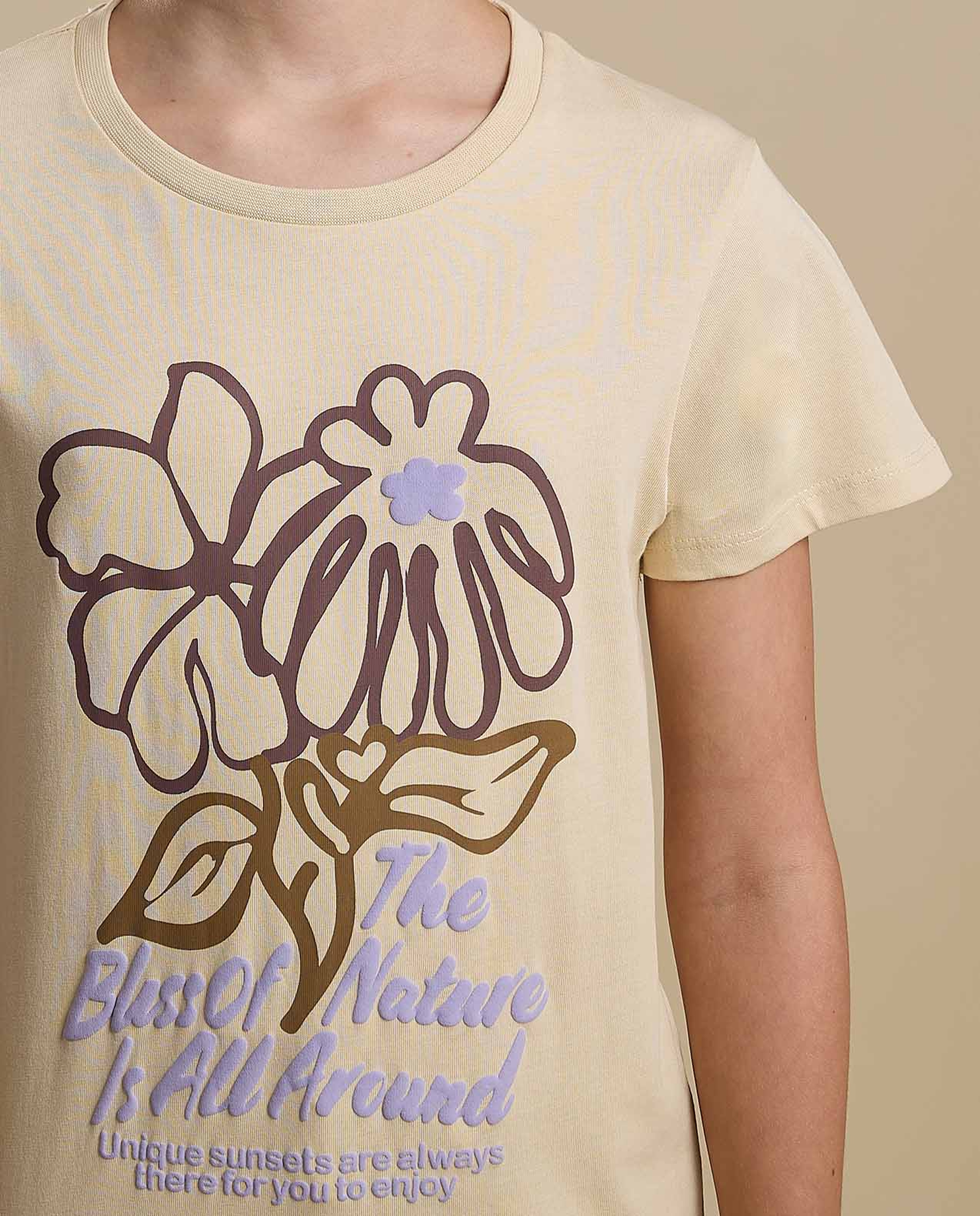 Graphic Print T-Shirt with Crew Neck and Short Sleeves