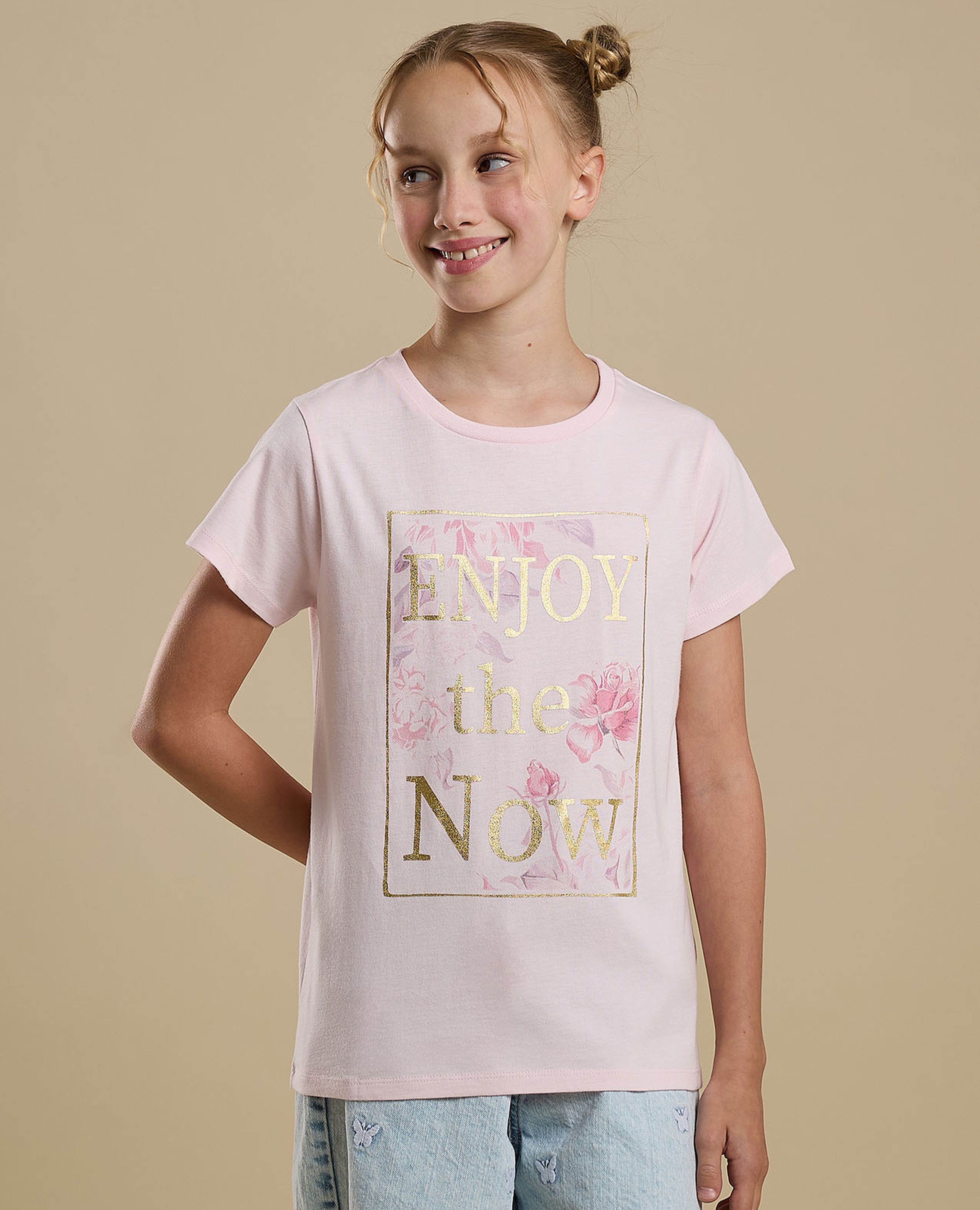 تيشيرت بطبعة جرافيك برقبة دائرية وأكمام قصيرة