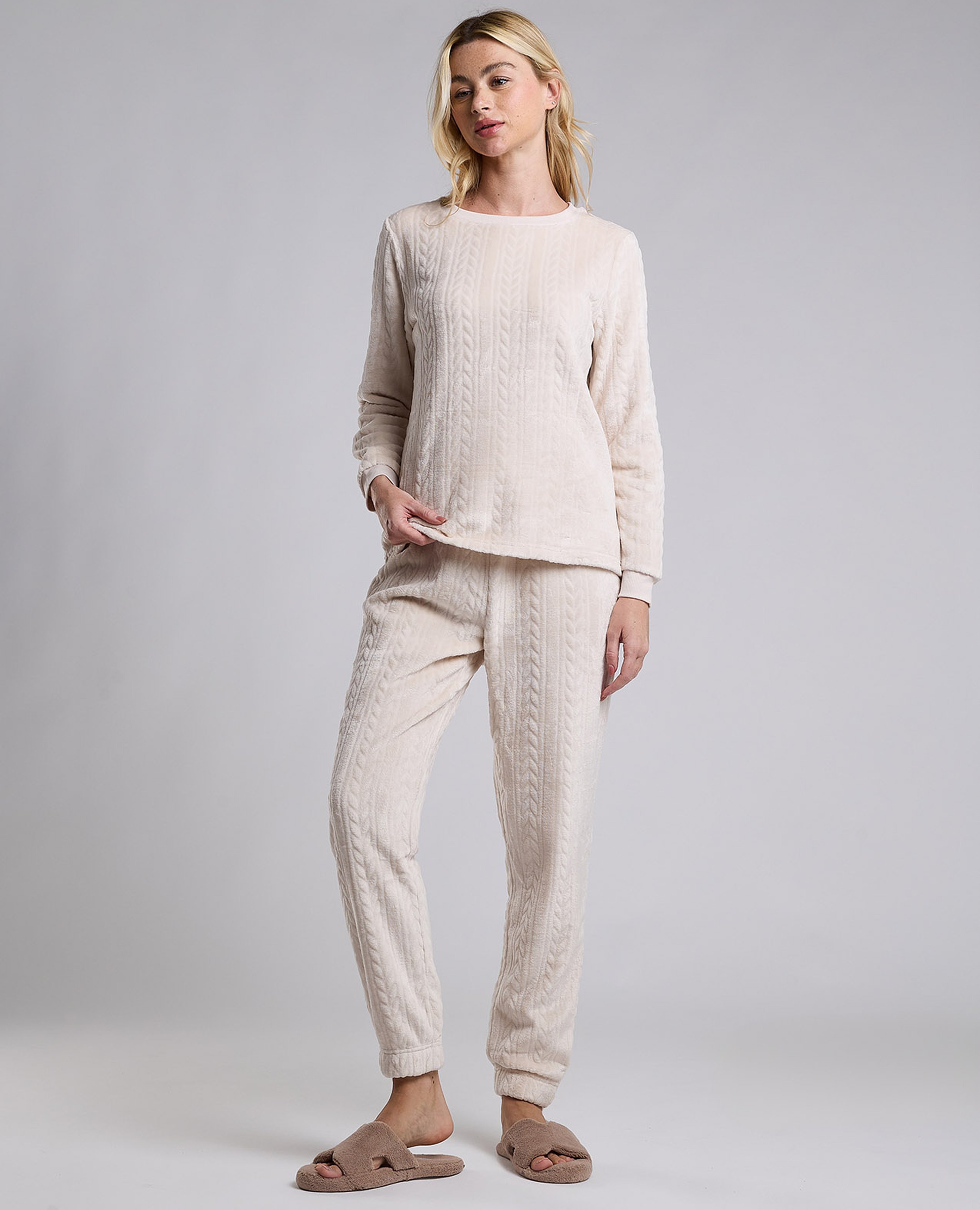 طقم بيجاما بنقشة بارزة