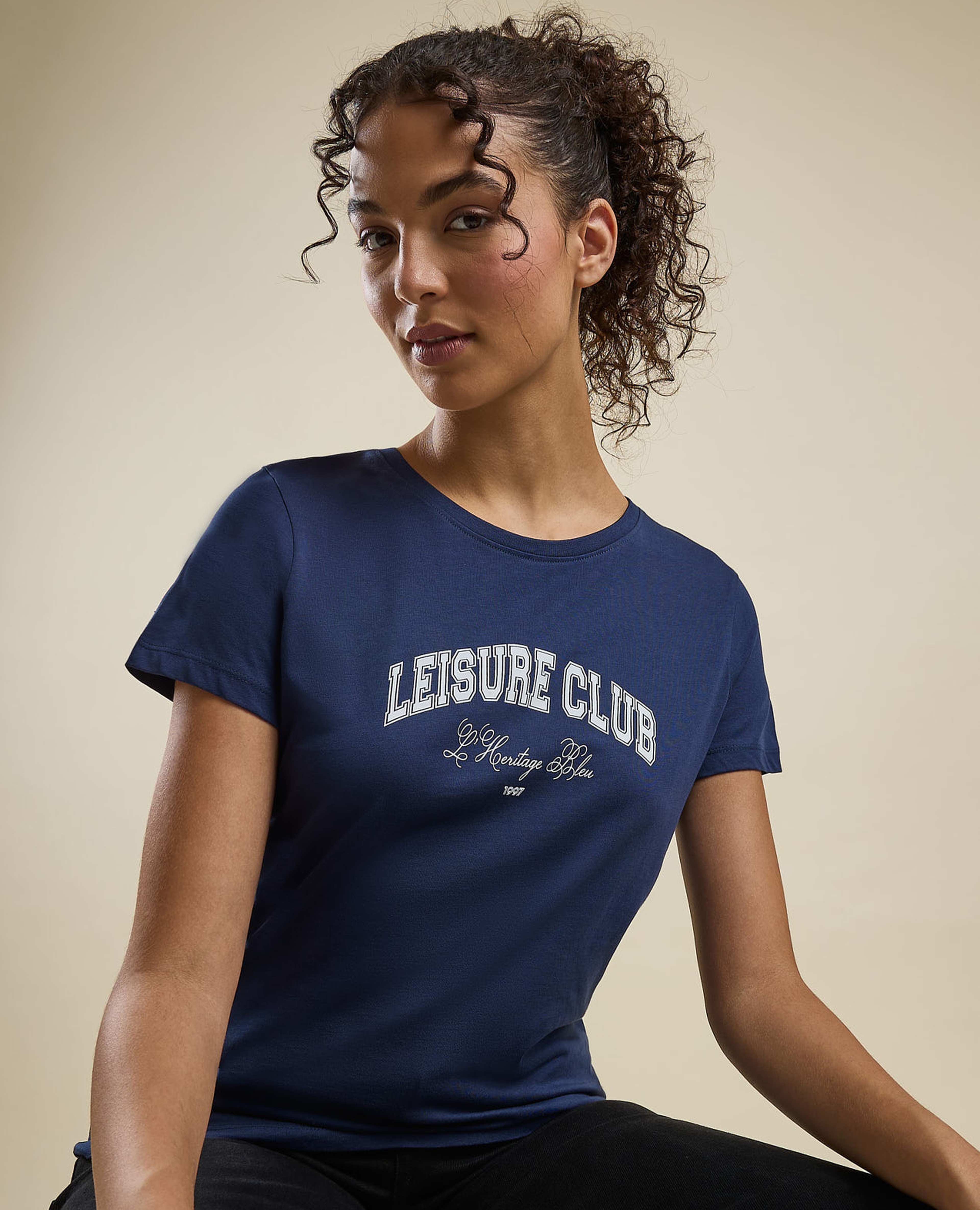 تيشيرت بطبعة حروف برقبة دائرية وأكمام قصيرة