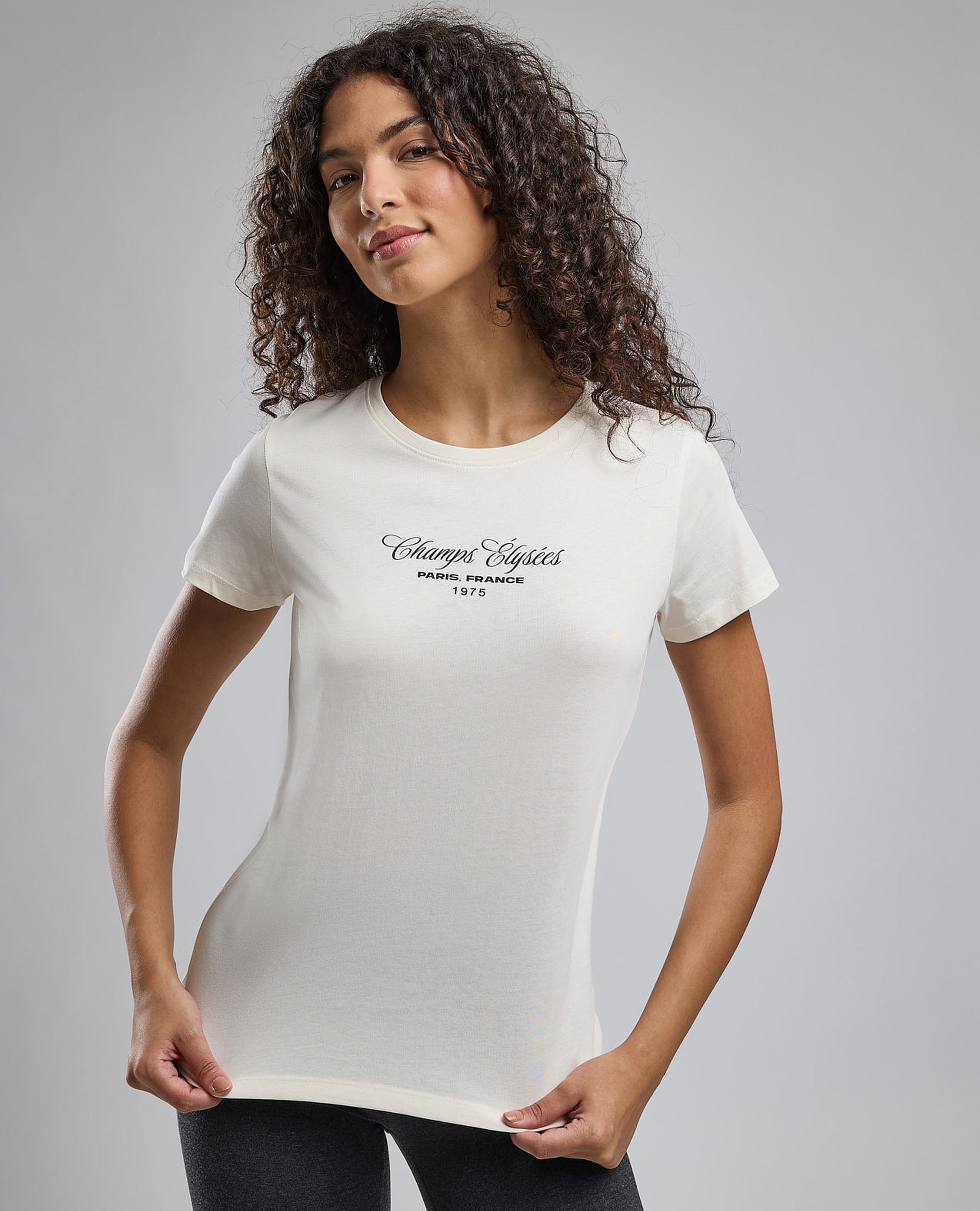 تيشيرت بطبعة حروف برقبة دائرية وأكمام قصيرة