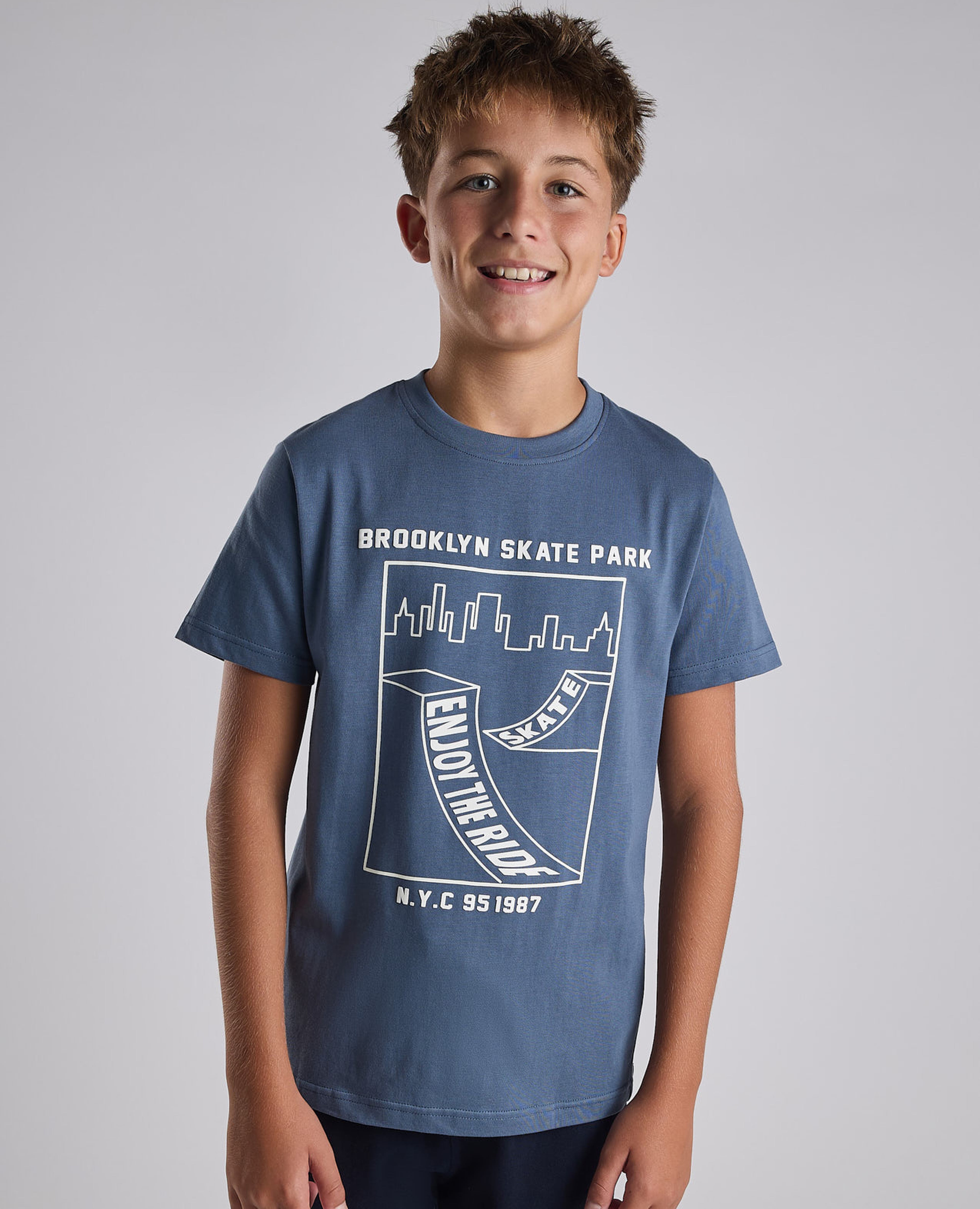 تيشيرت بطبعة جرافيك برقبة دائرية وأكمام قصيرة