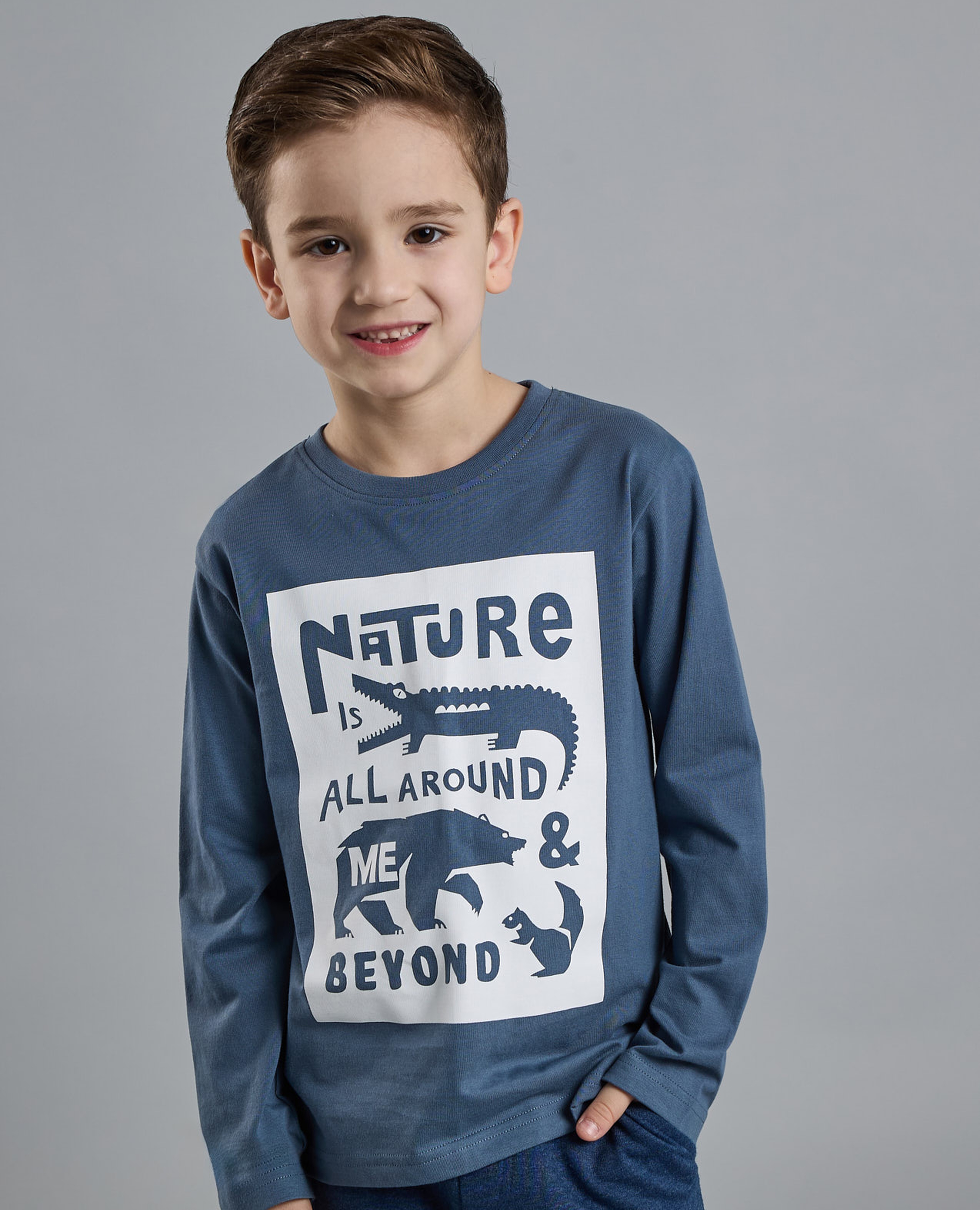 تيشيرت بطبعة برقبة دائرية وأكمام طويلة