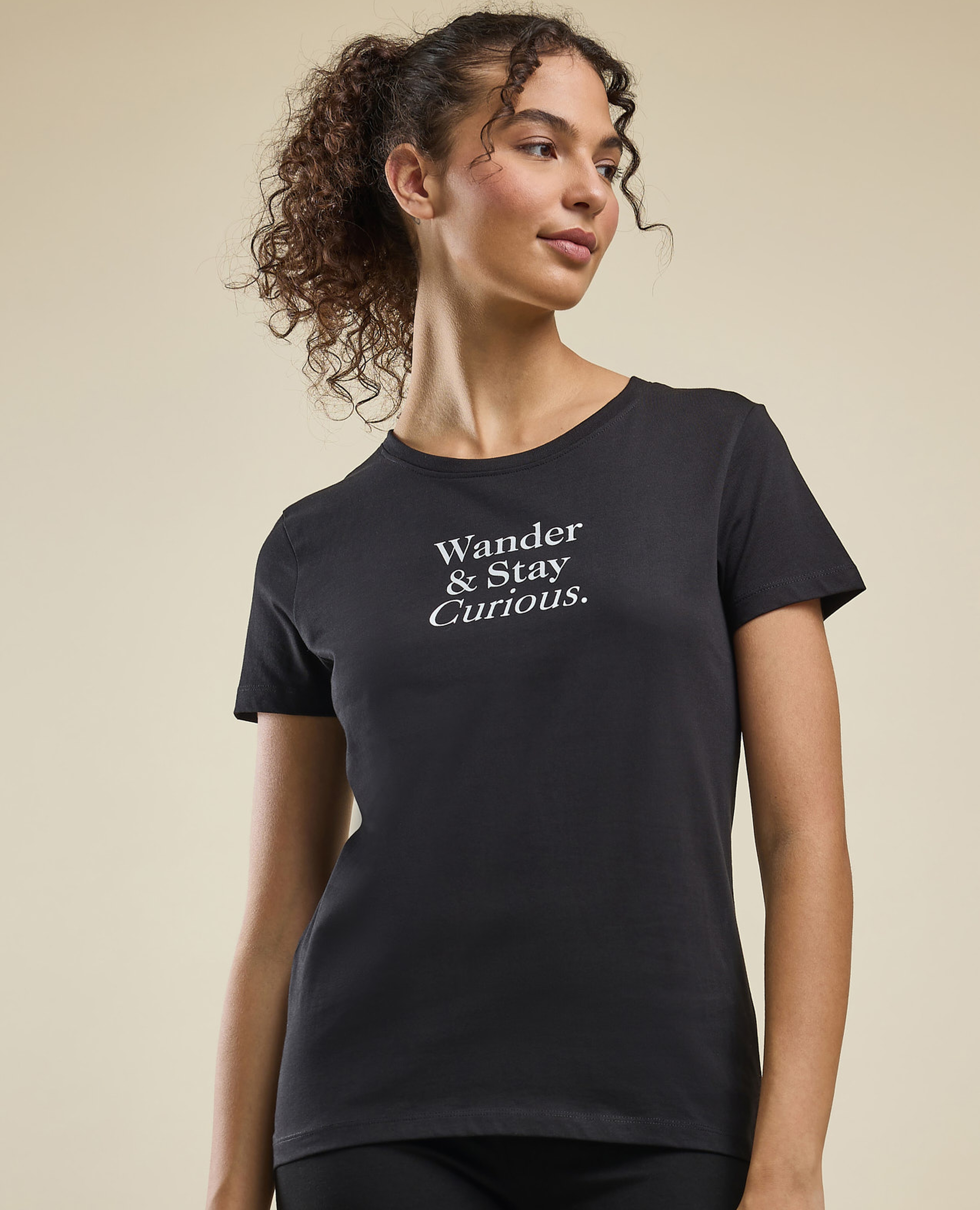 تيشيرت بطبعة حروف برقبة دائرية وأكمام قصيرة