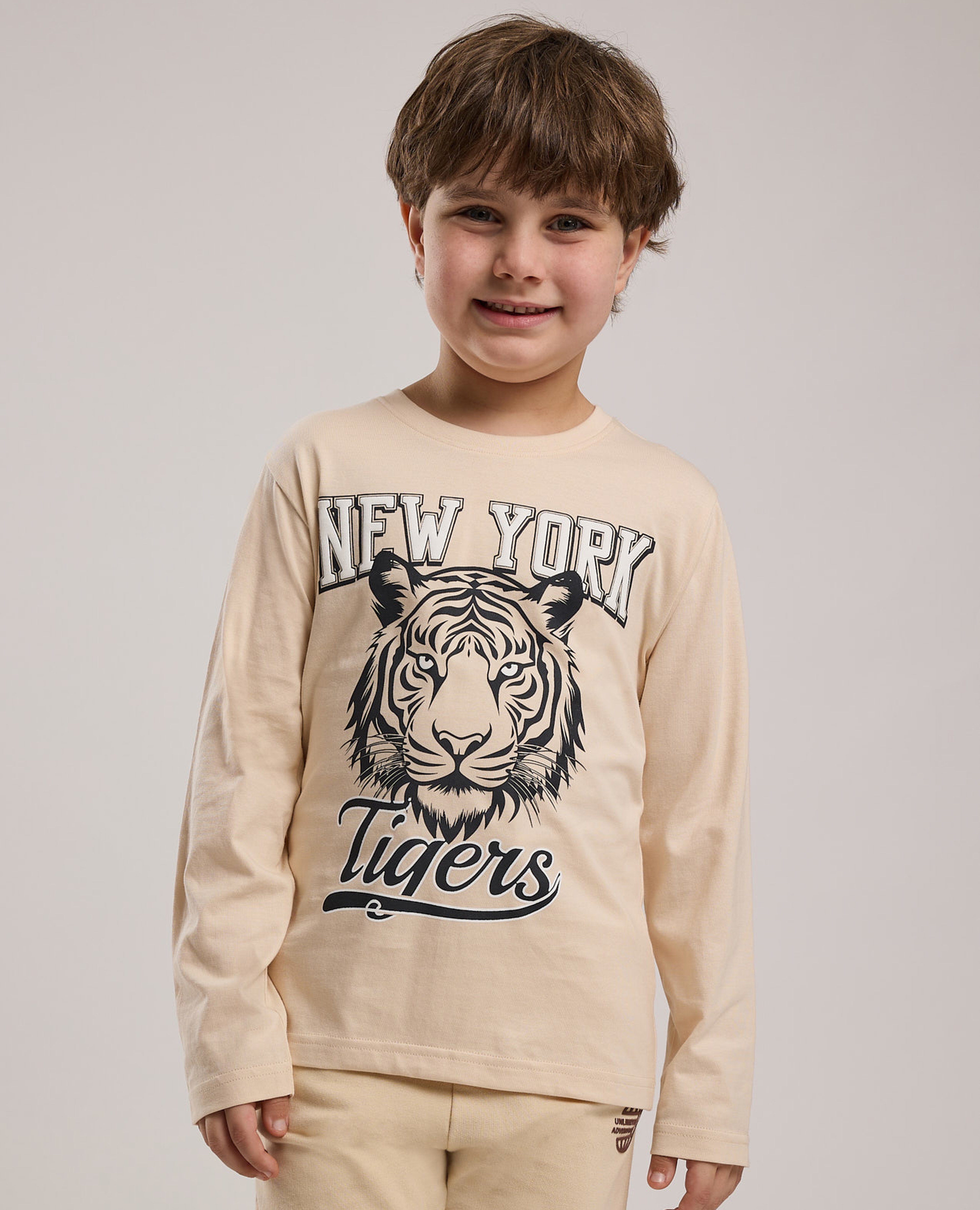 تيشيرت بطبعة جرافيك برقبة دائرية وأكمام طويلة