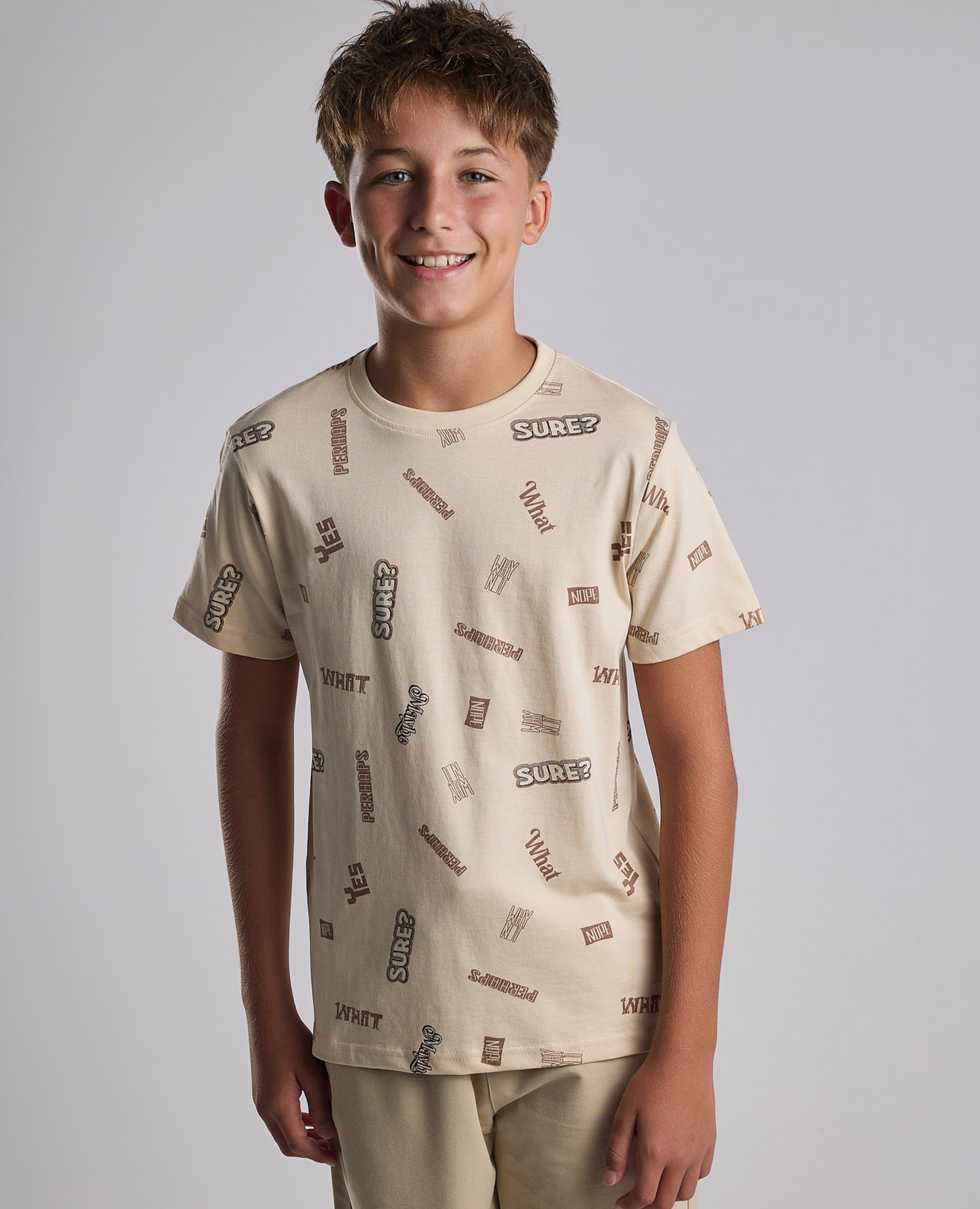 تيشيرت بطبعة برقبة دائرية وأكمام قصيرة