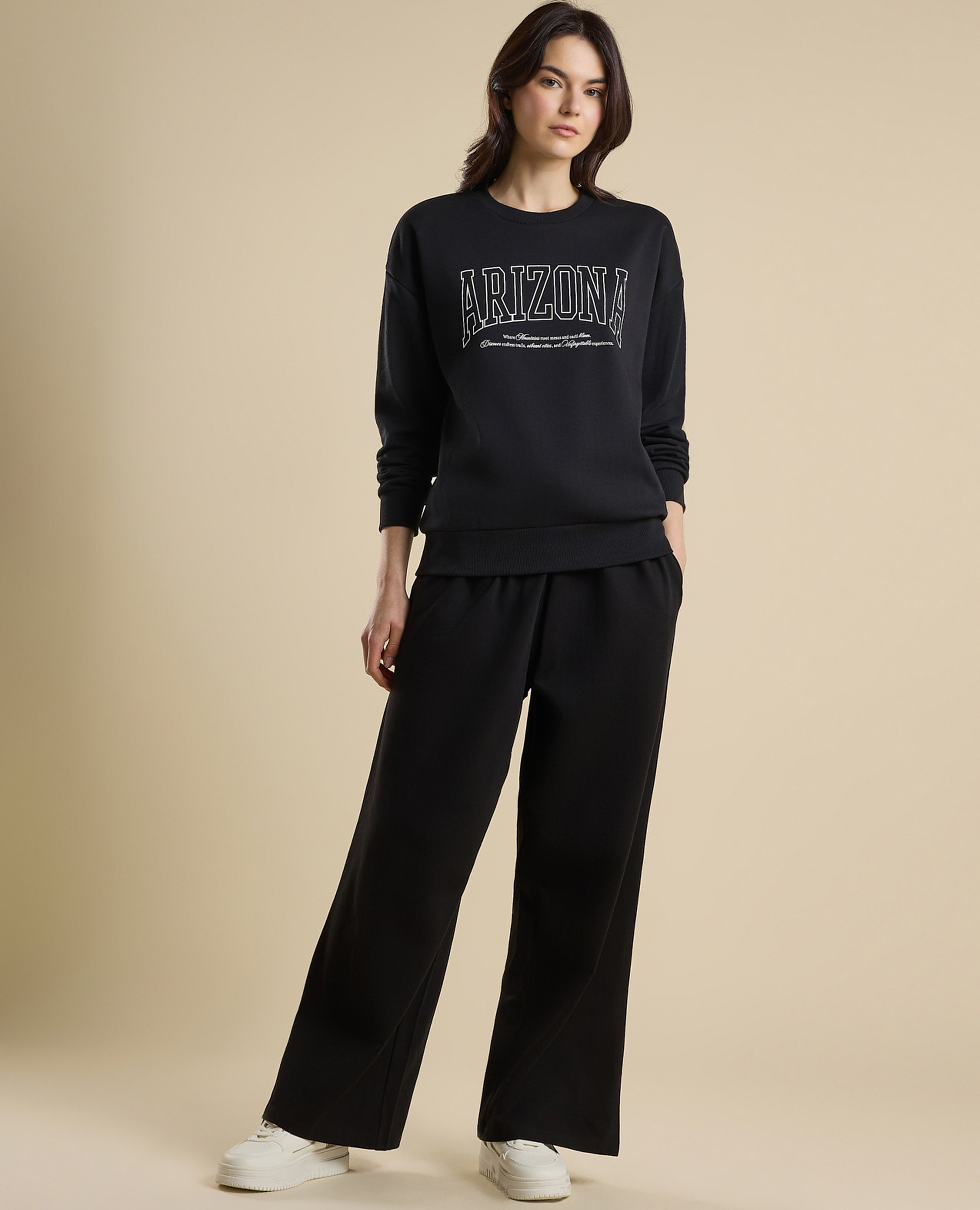 سويتشيرت بطبعة حروف برقبة دائرية وأكمام طويلة