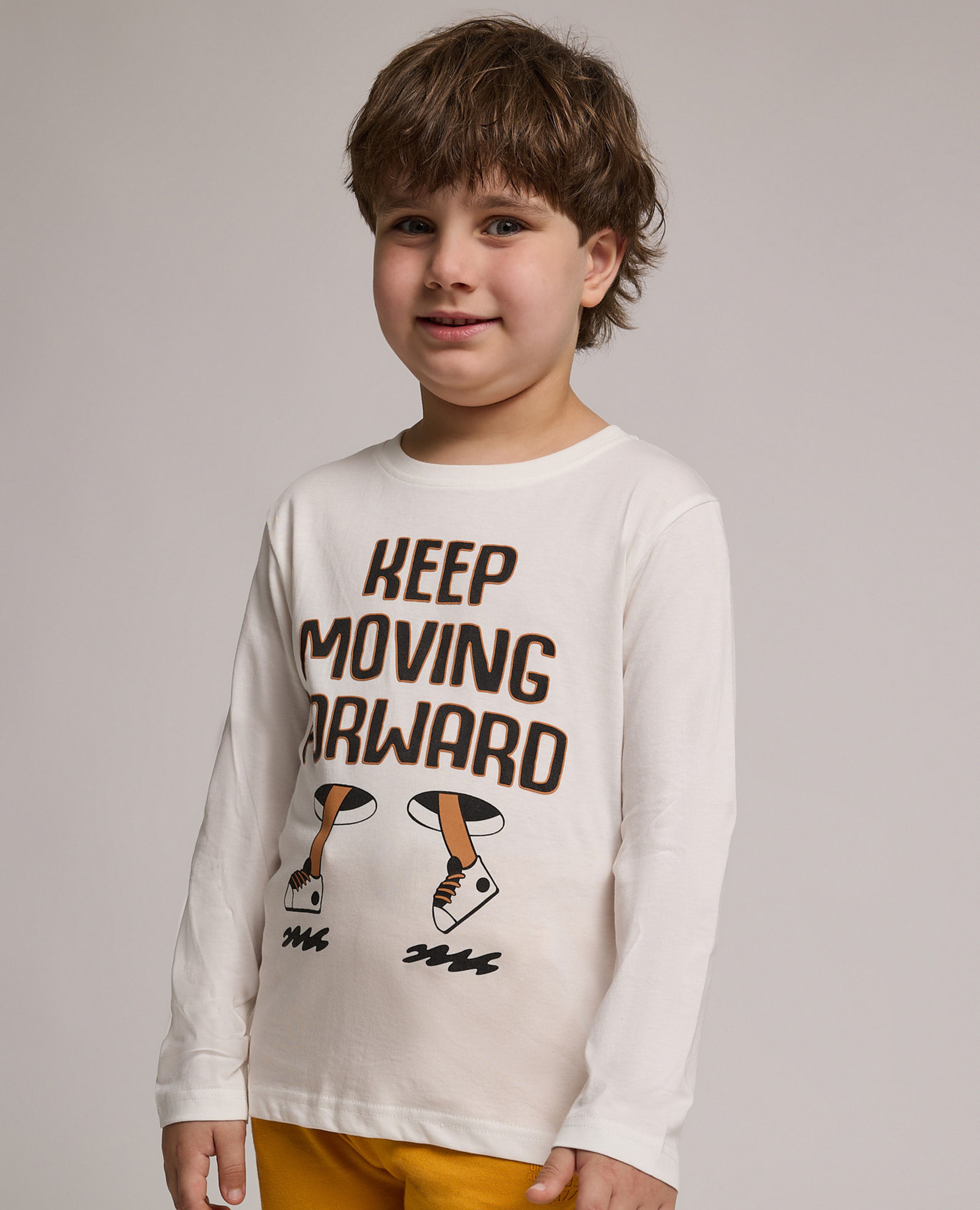 تيشيرت بطبعة جرافيك برقبة دائرية وأكمام طويلة