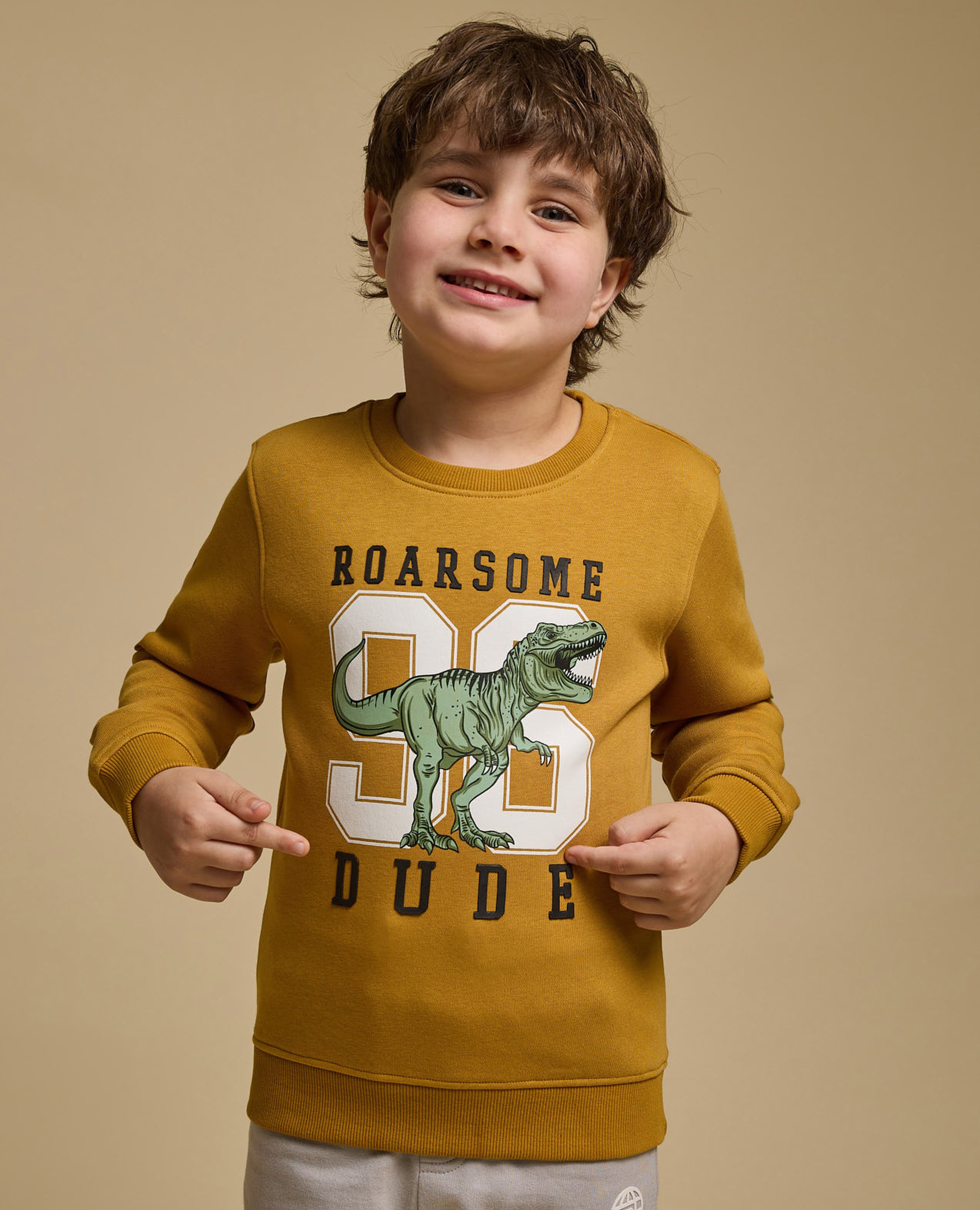 سويتشيرت بطبعة برقبة دائرية وأكمام طويلة