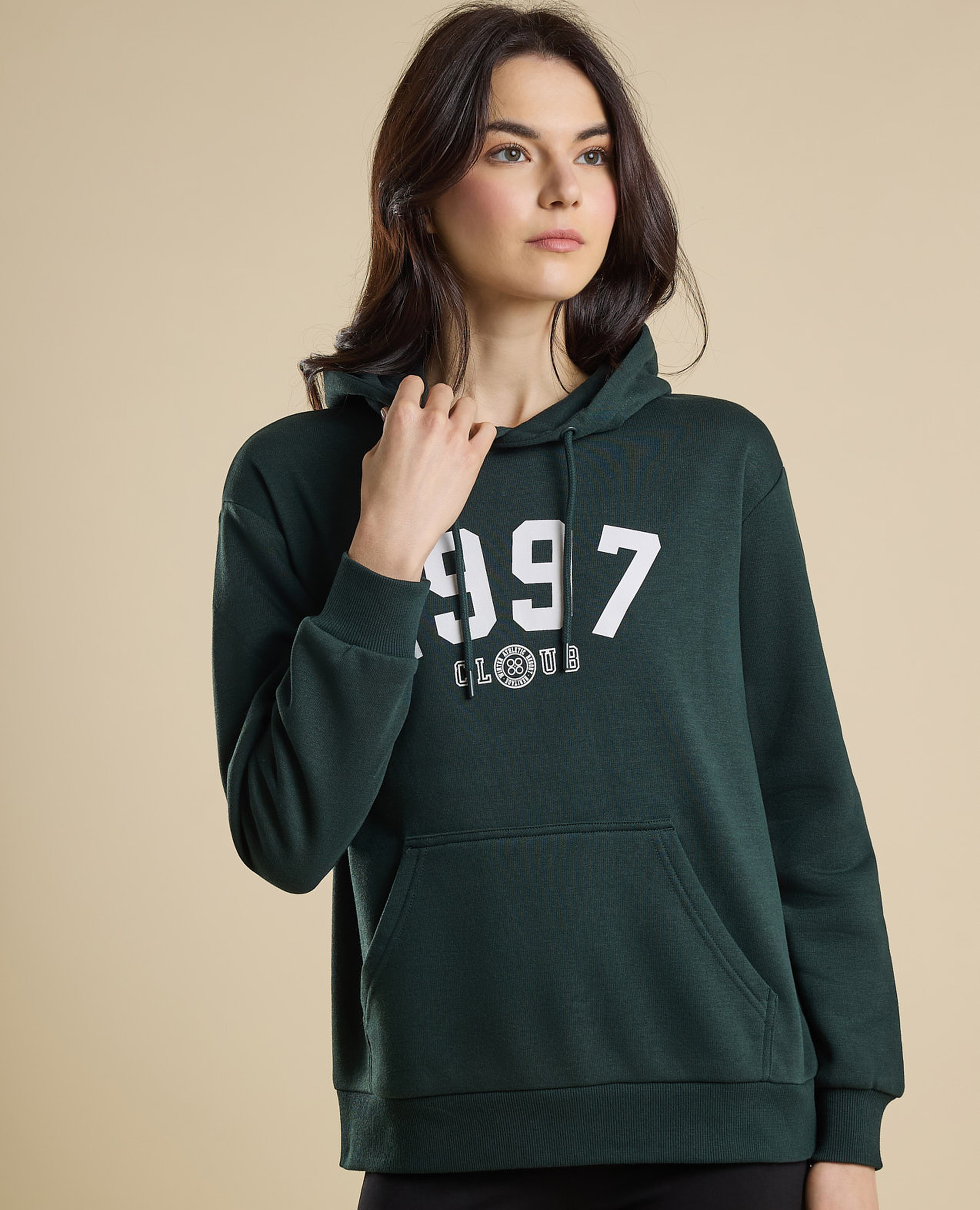 سويتشيرت بطبعة وأكمام طويلة