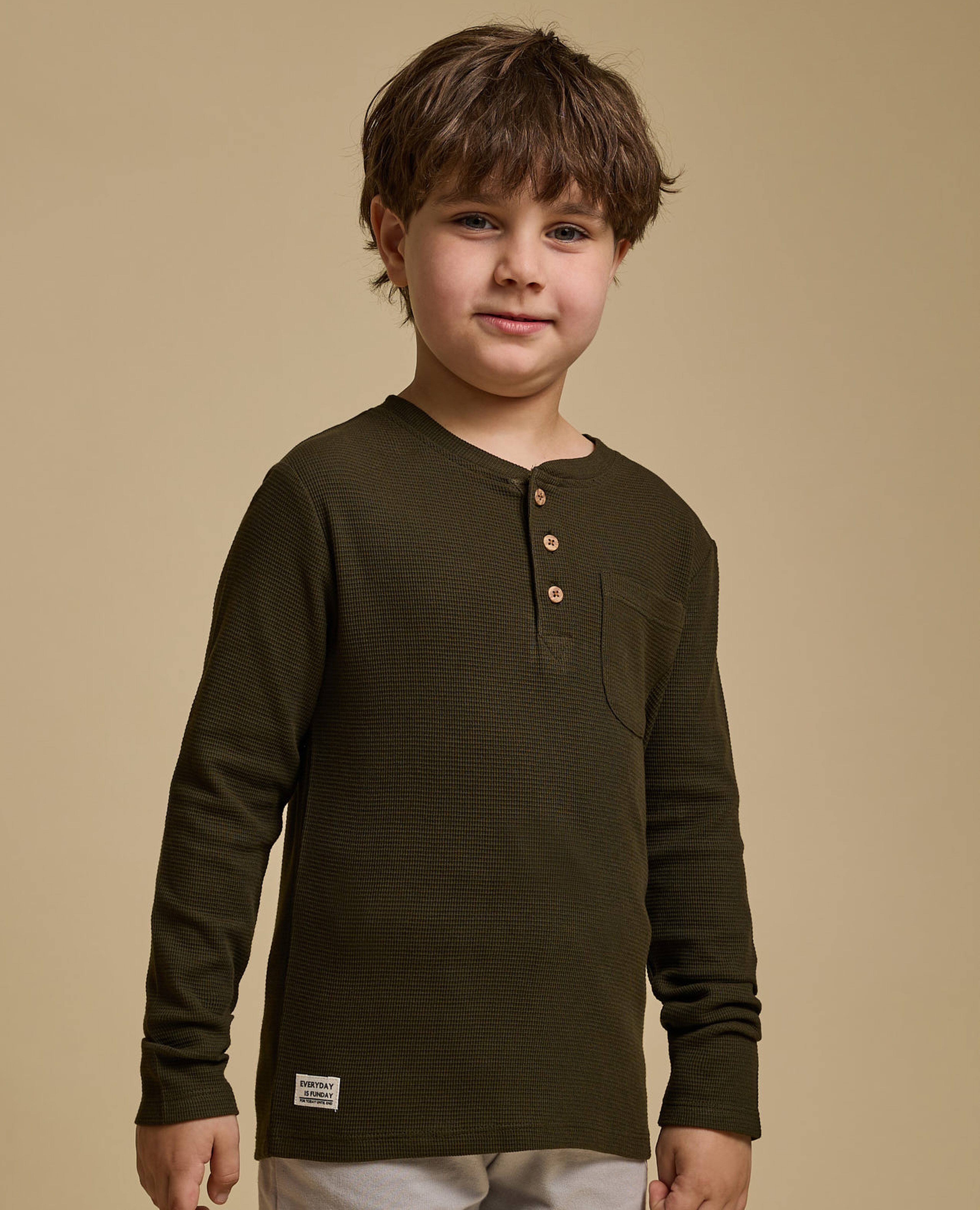 تيشيرت مزخرف برقبة هينلي وأكمام طويلة