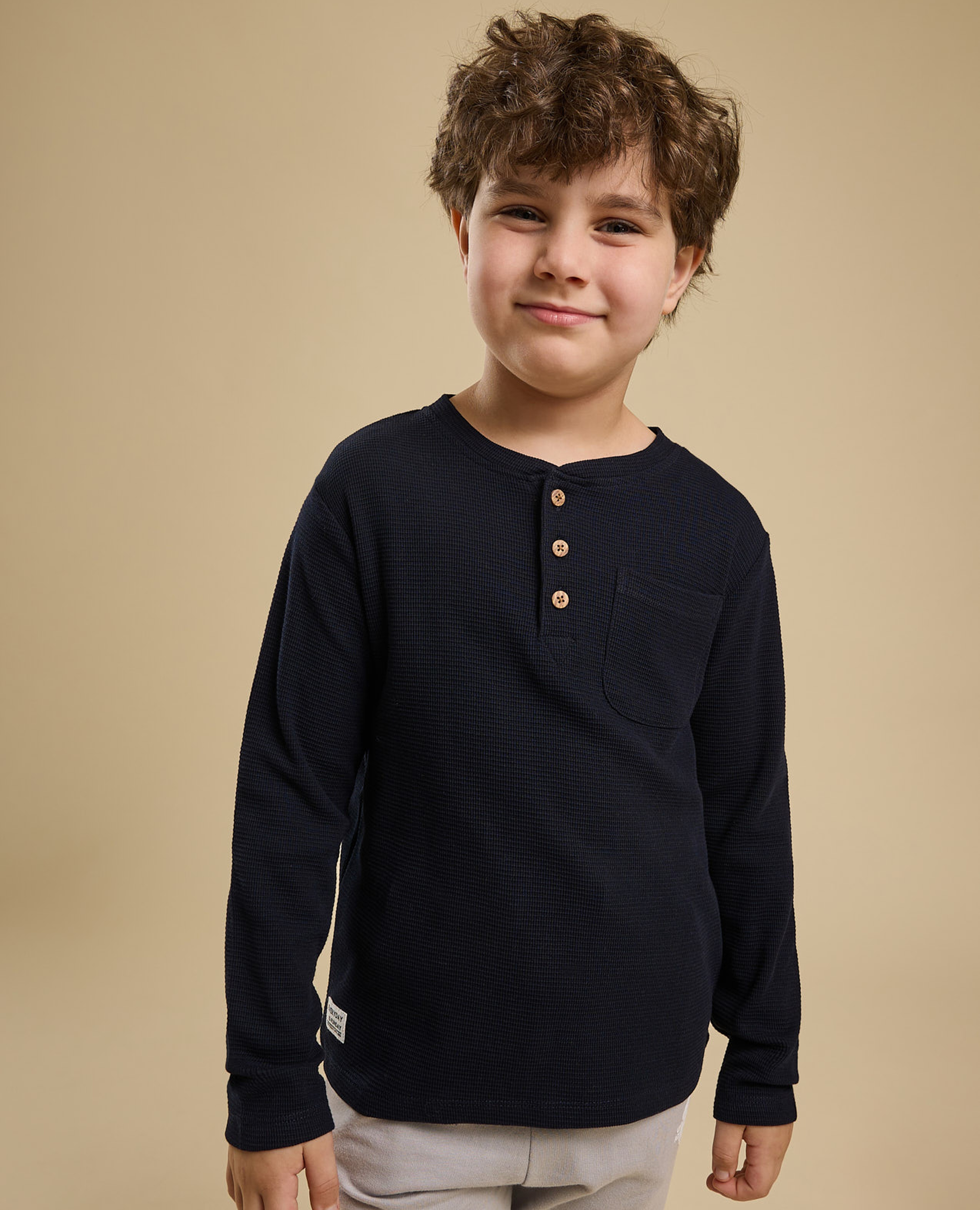 تيشيرت مزخرف برقبة هينلي وأكمام طويلة