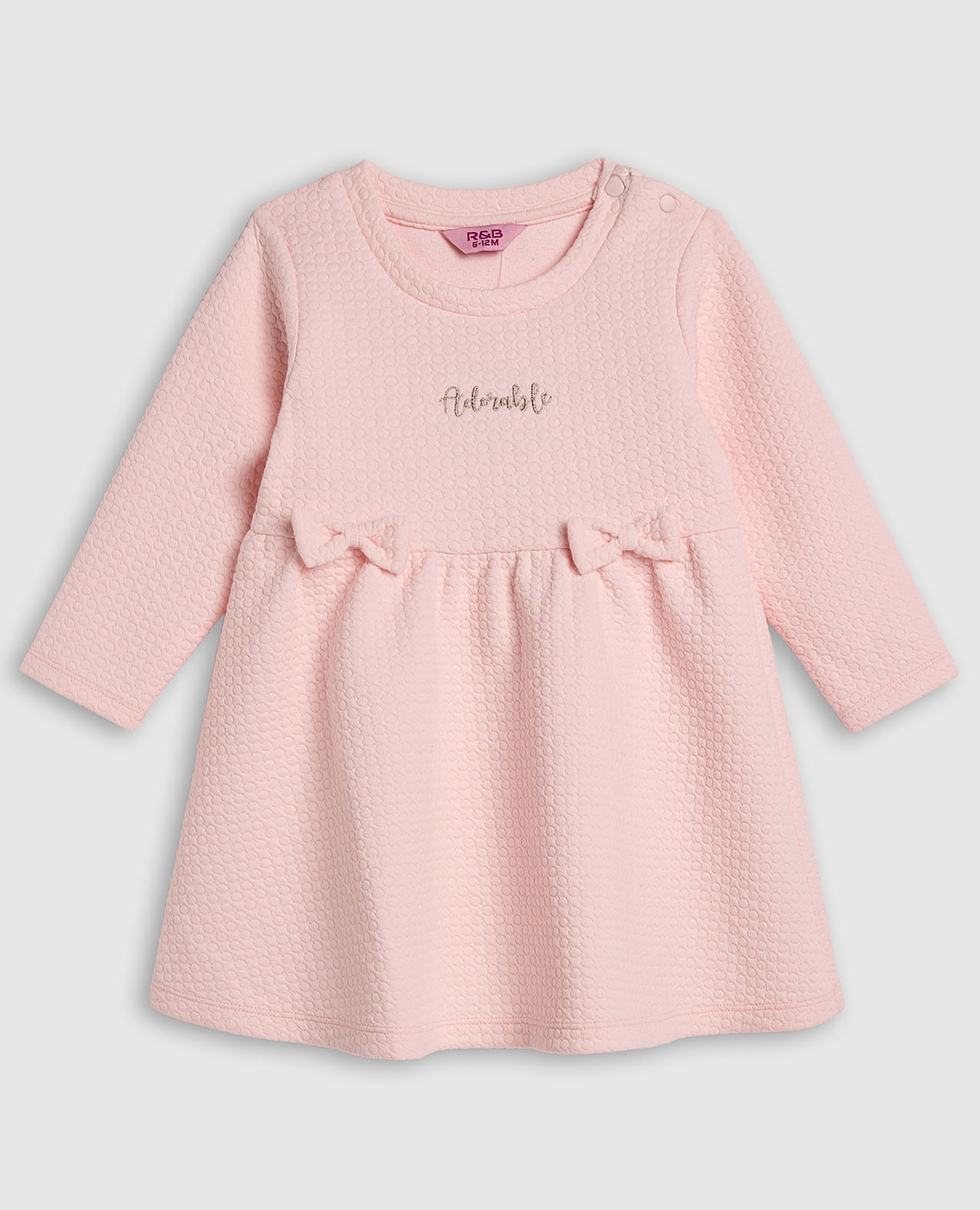 فستان واسع بنسيج وياقة دائرية وأكمام طويلة