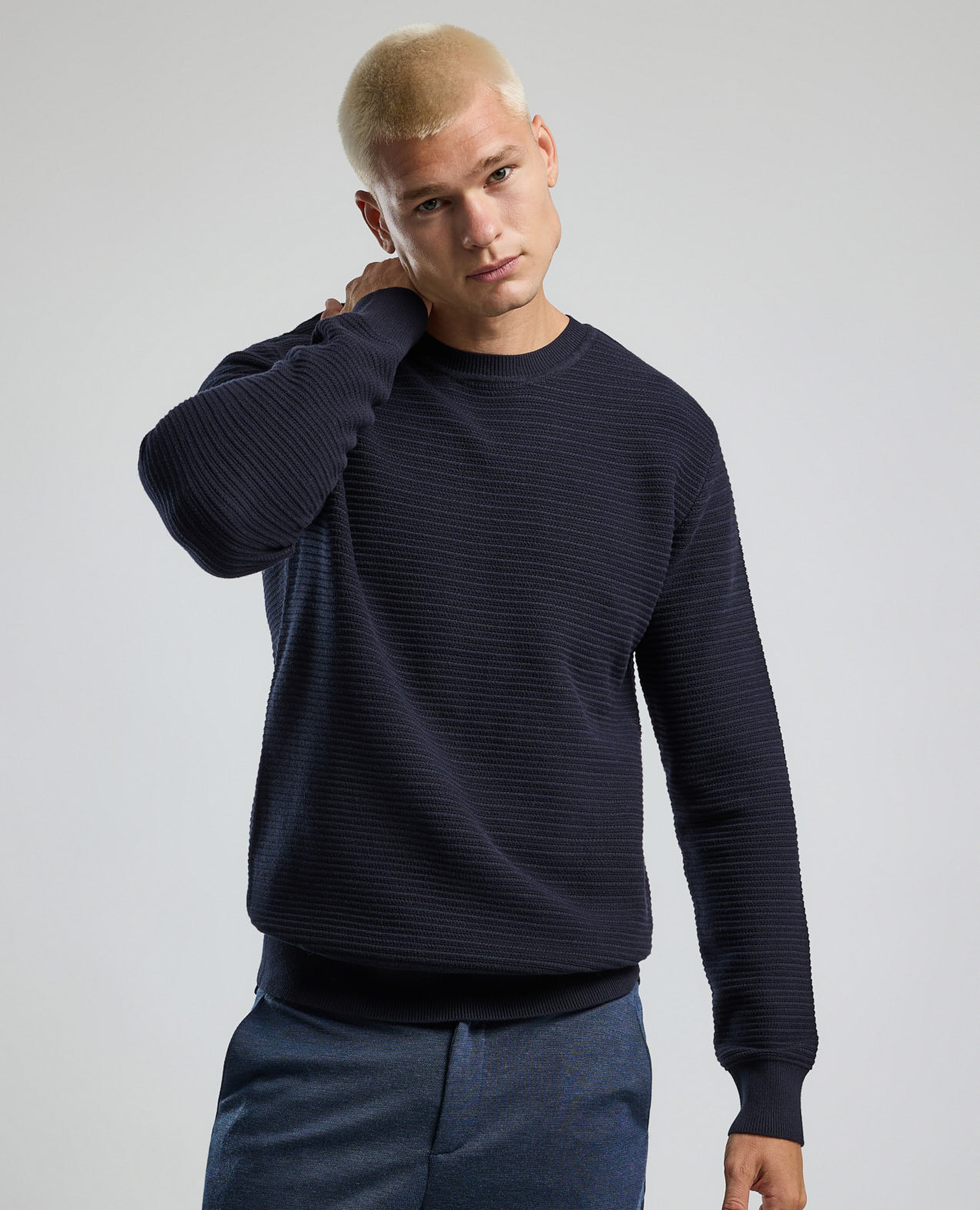 كنزة مزخرفة برقبة دائرية وأكمام طويلة