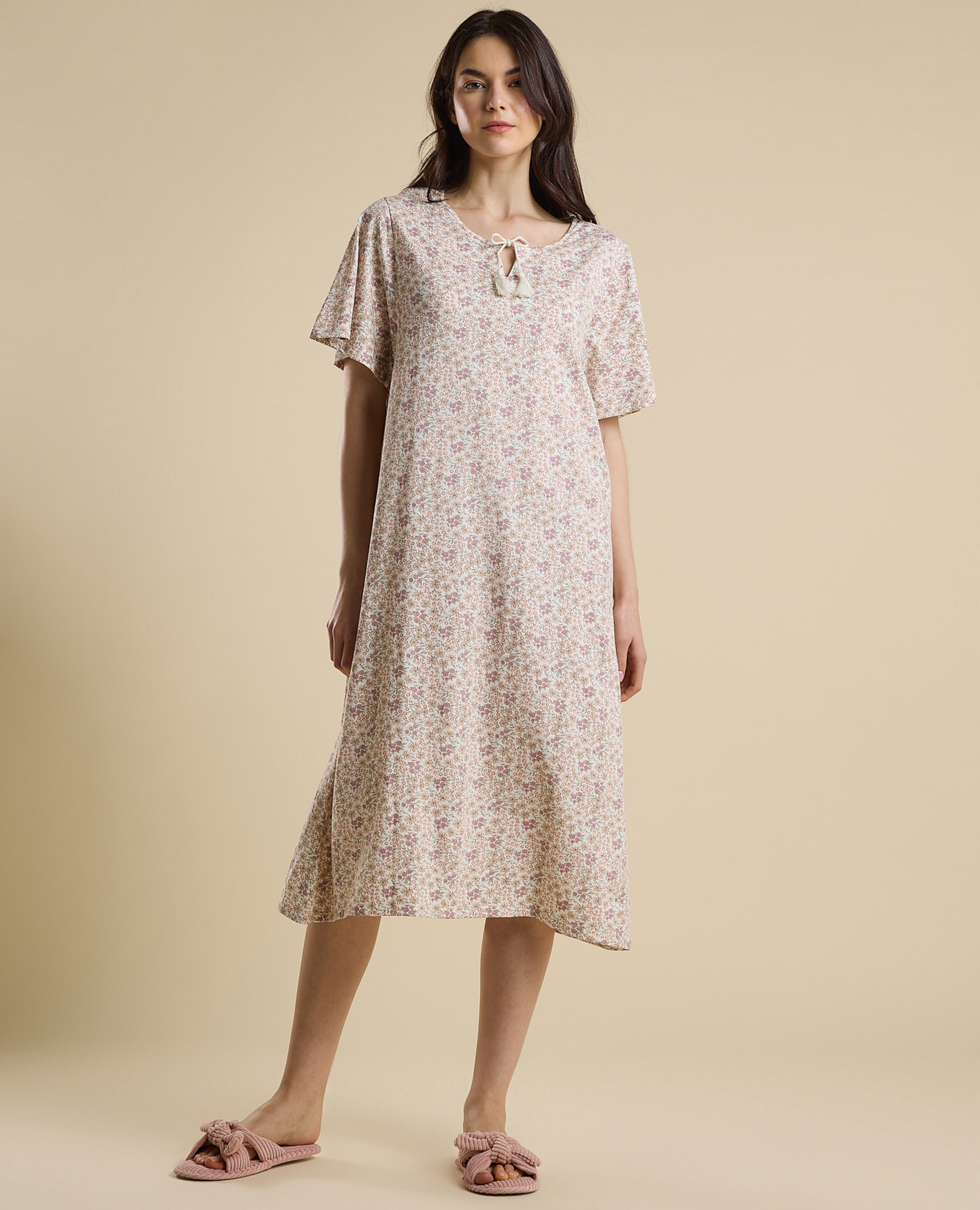 قميص نوم بطبعة وأكمام واسعة