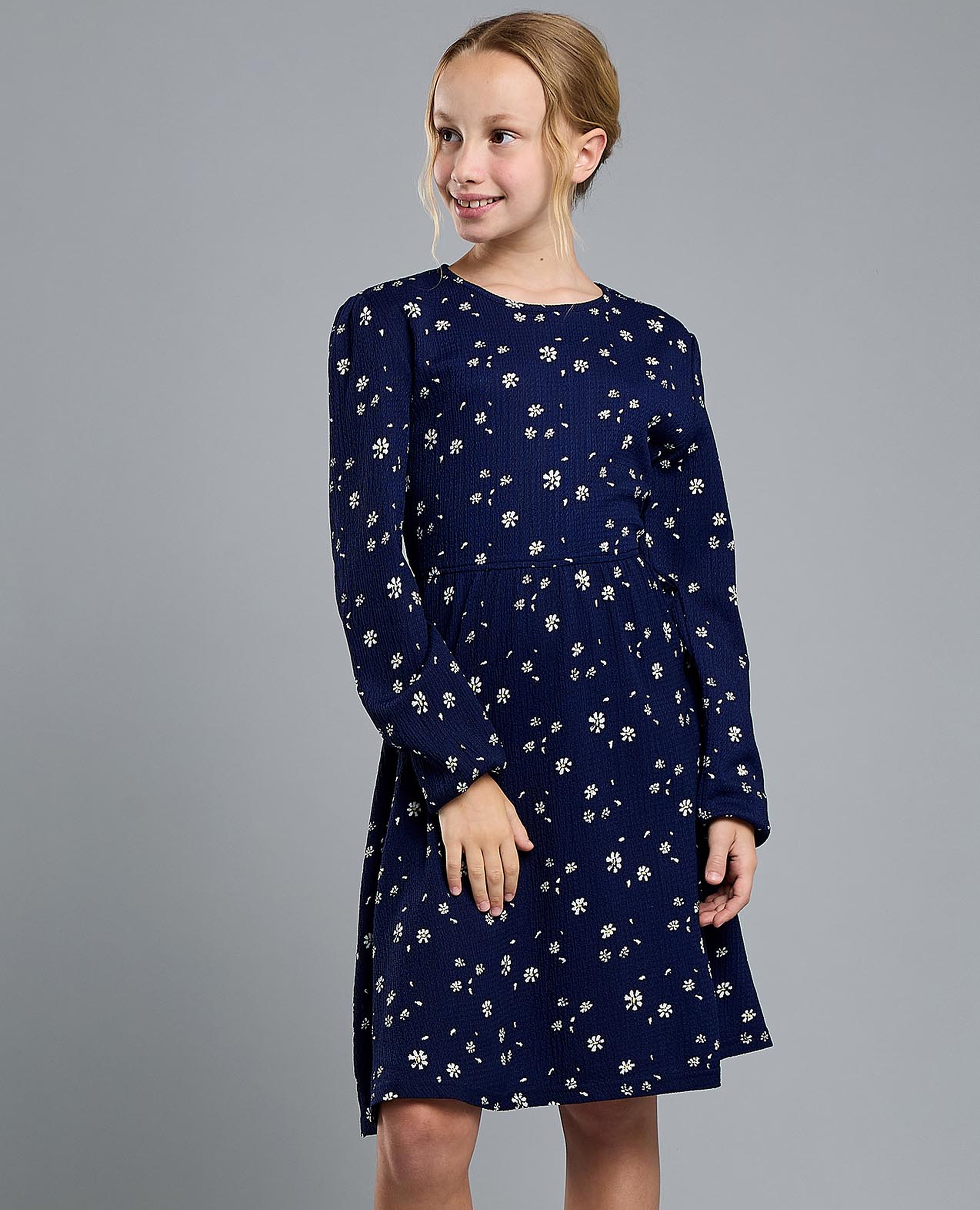 فستان واسع بطبعة وياقة دائرية وأكمام طويلة