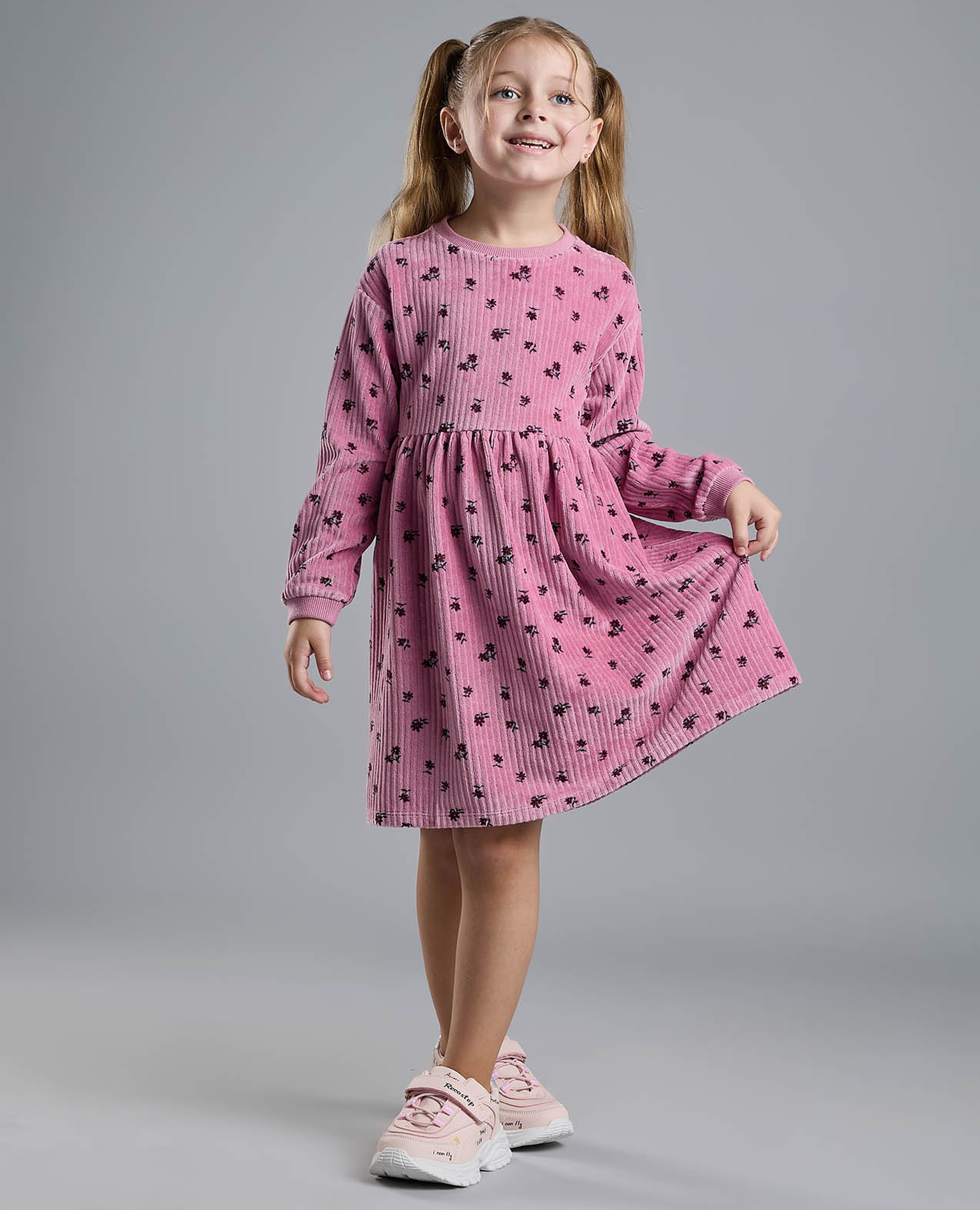 فستان واسع بطبعة وأكمام منفوشة