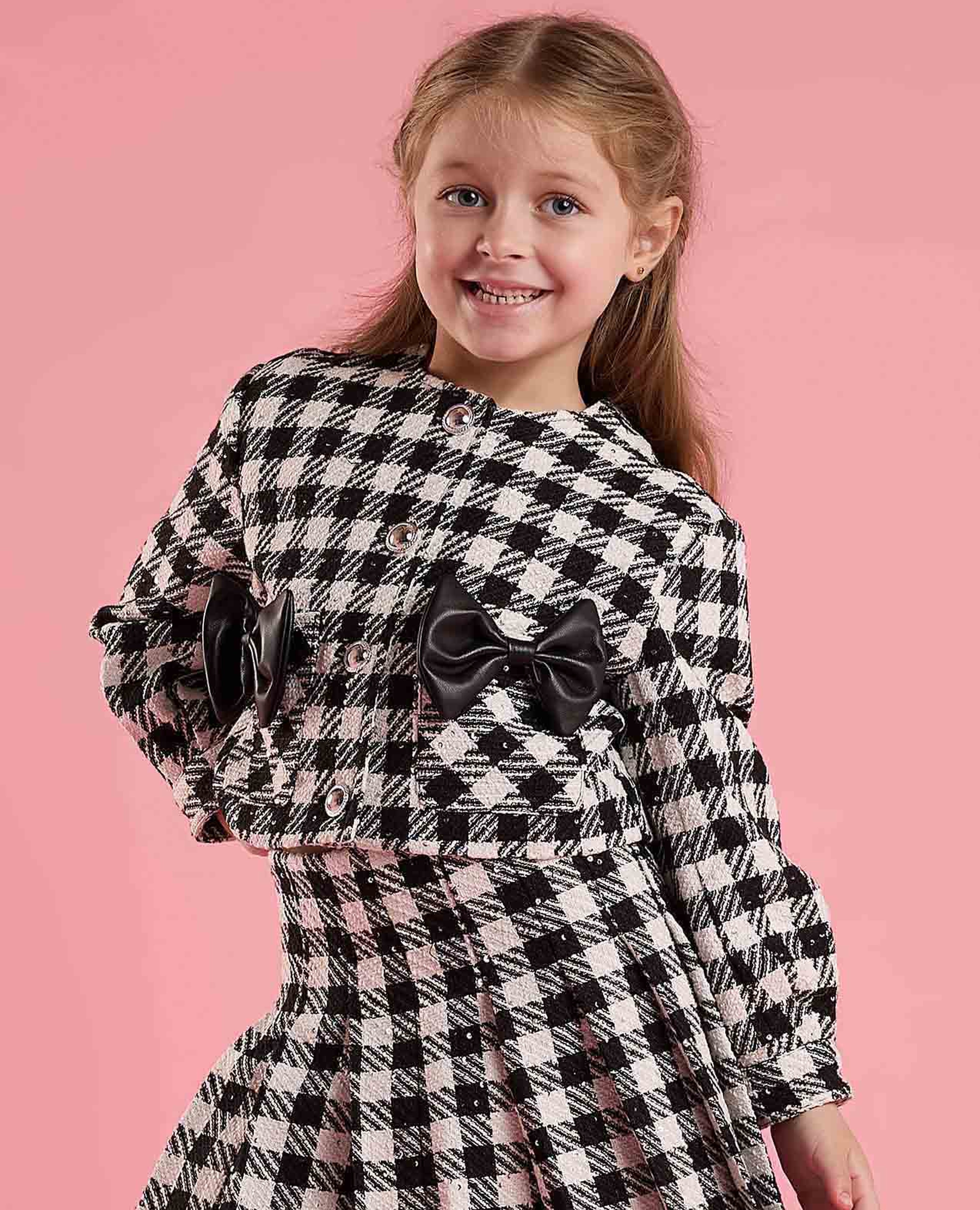 جاكيت بنقشة وأزرار