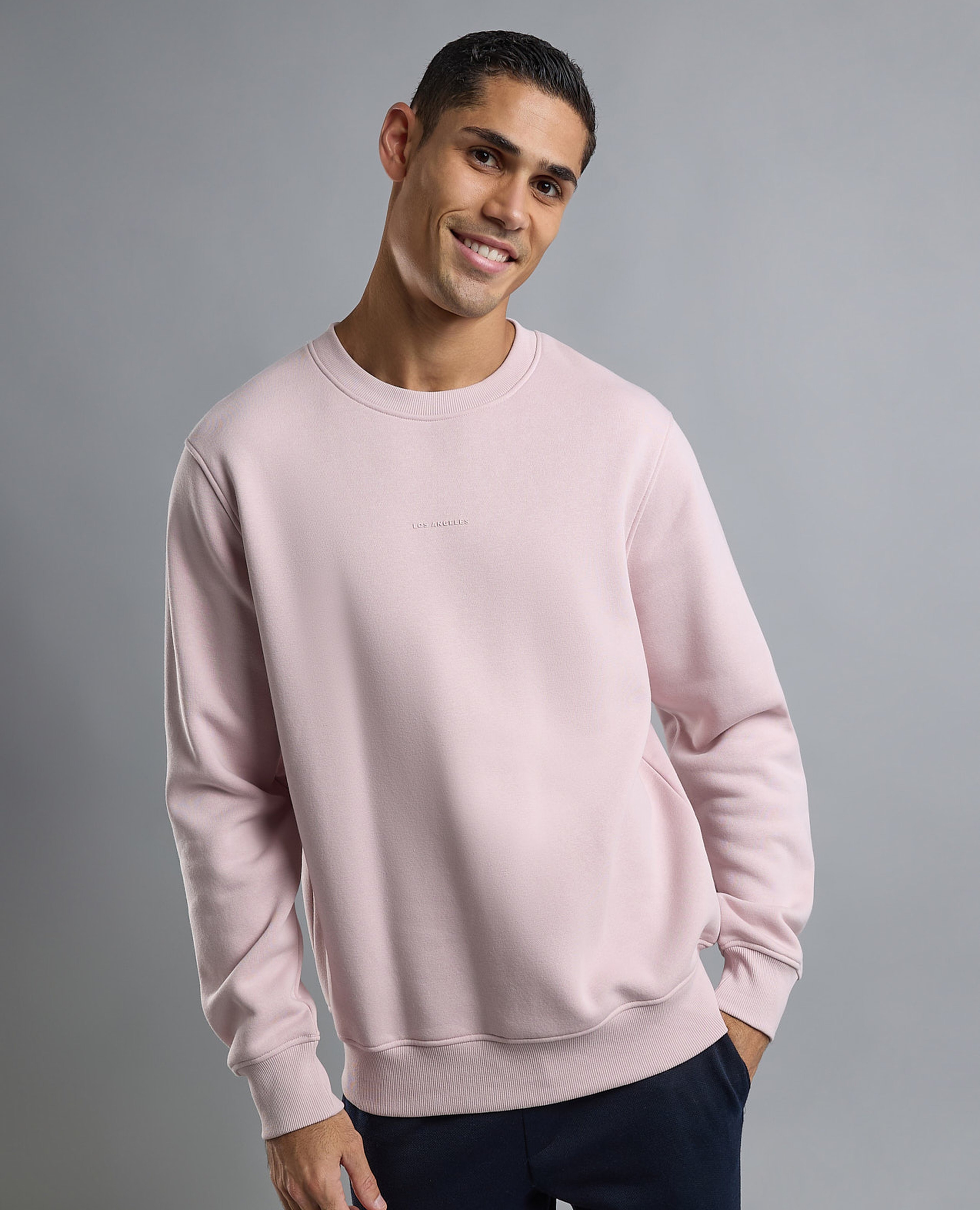 سويتشيرت بطبعة برقبة دائرية وأكمام طويلة