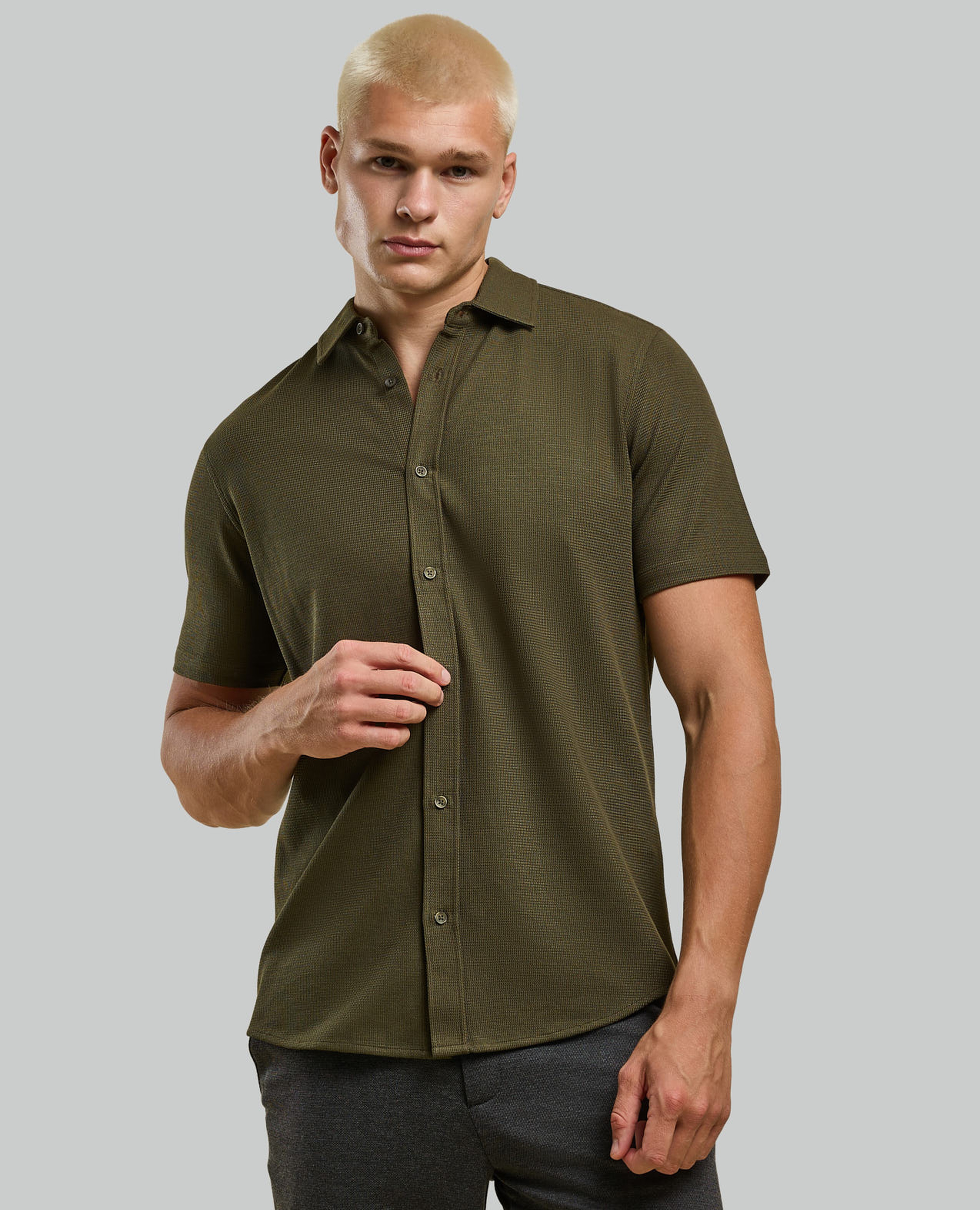 Solid Shirt with Classic Collar and Short Sleeves