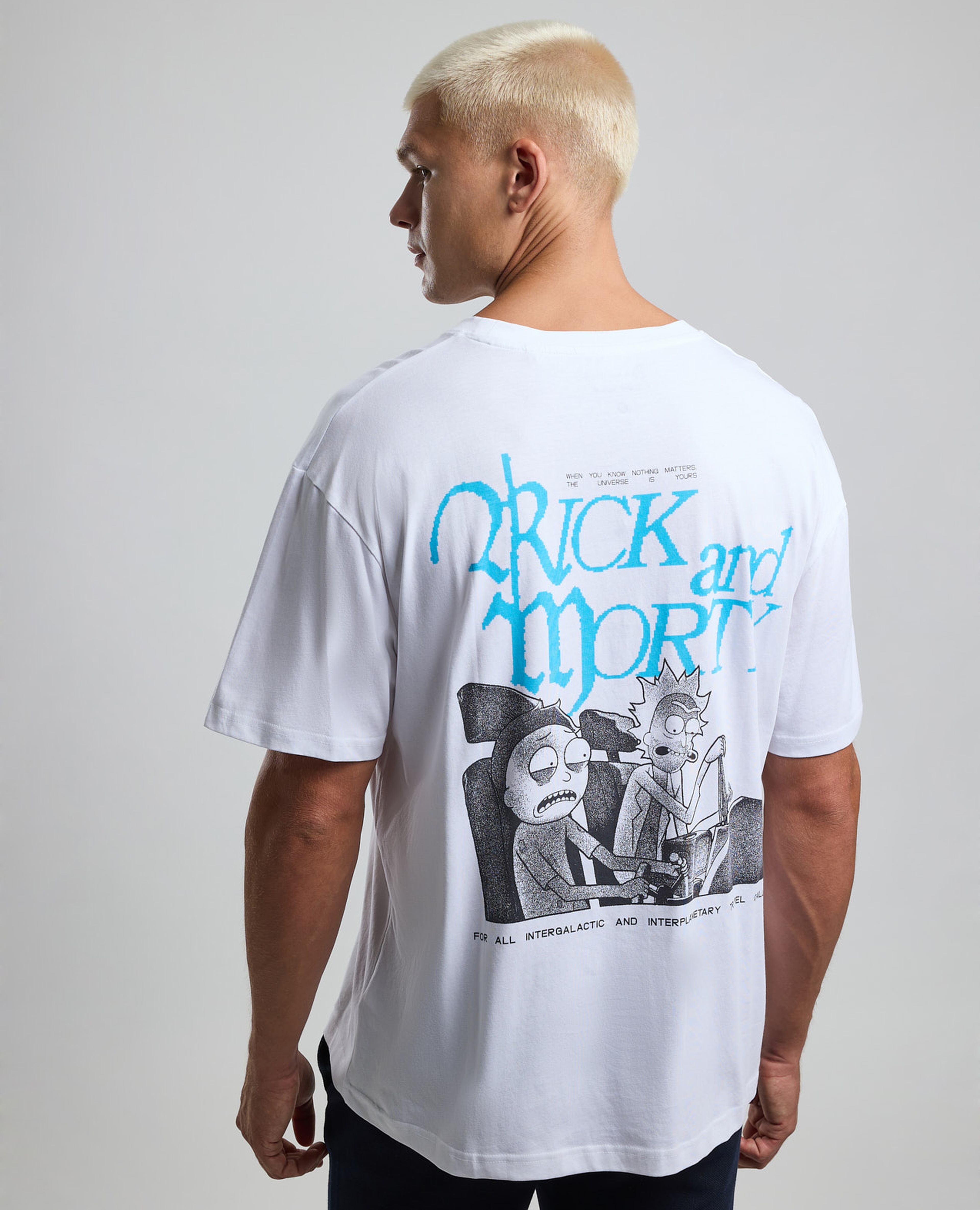 تيشيرت بطبعة خلفية برقبة دائرية وأكمام قصيرة