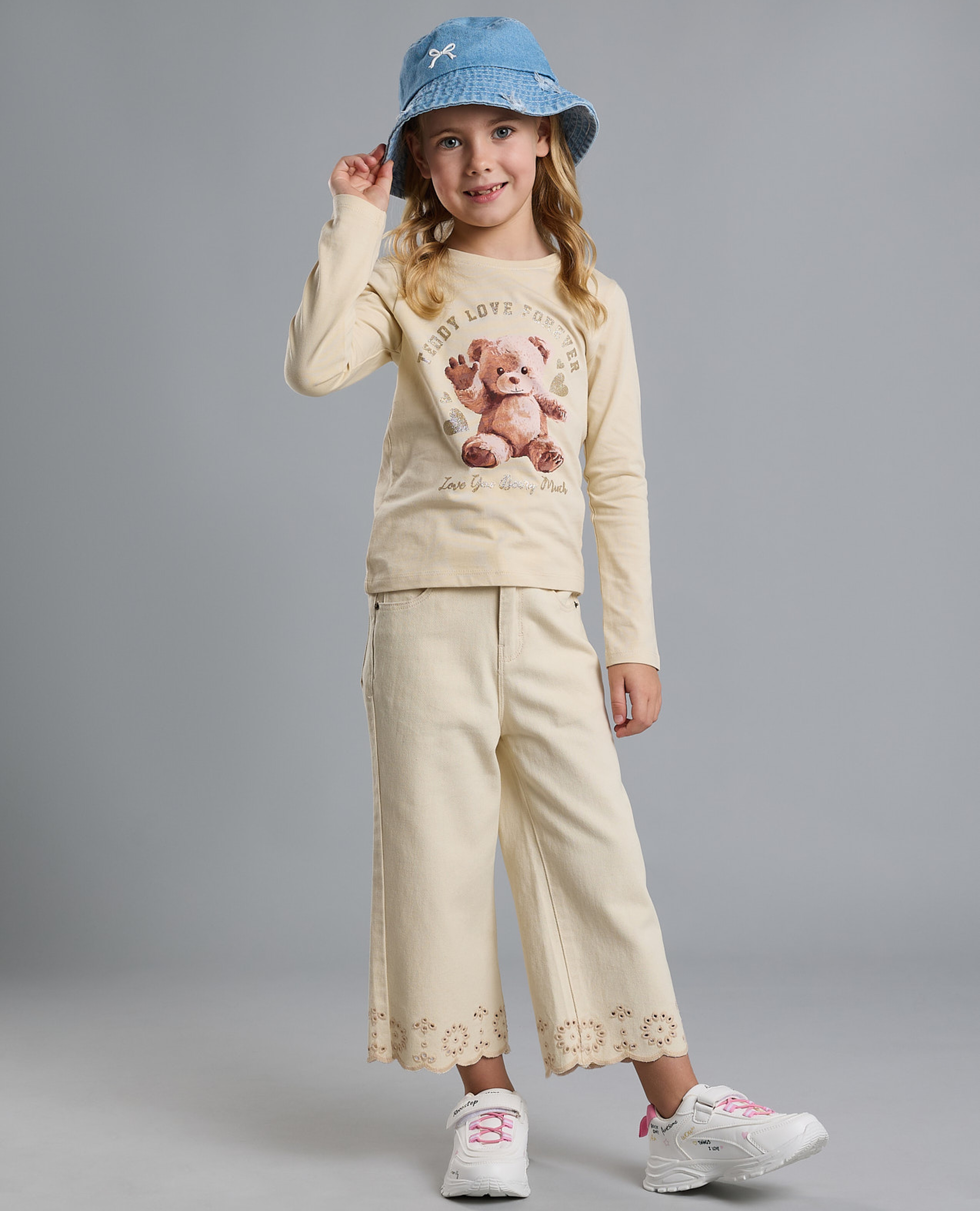 بنطال بقصة مستقيمة وأزرار