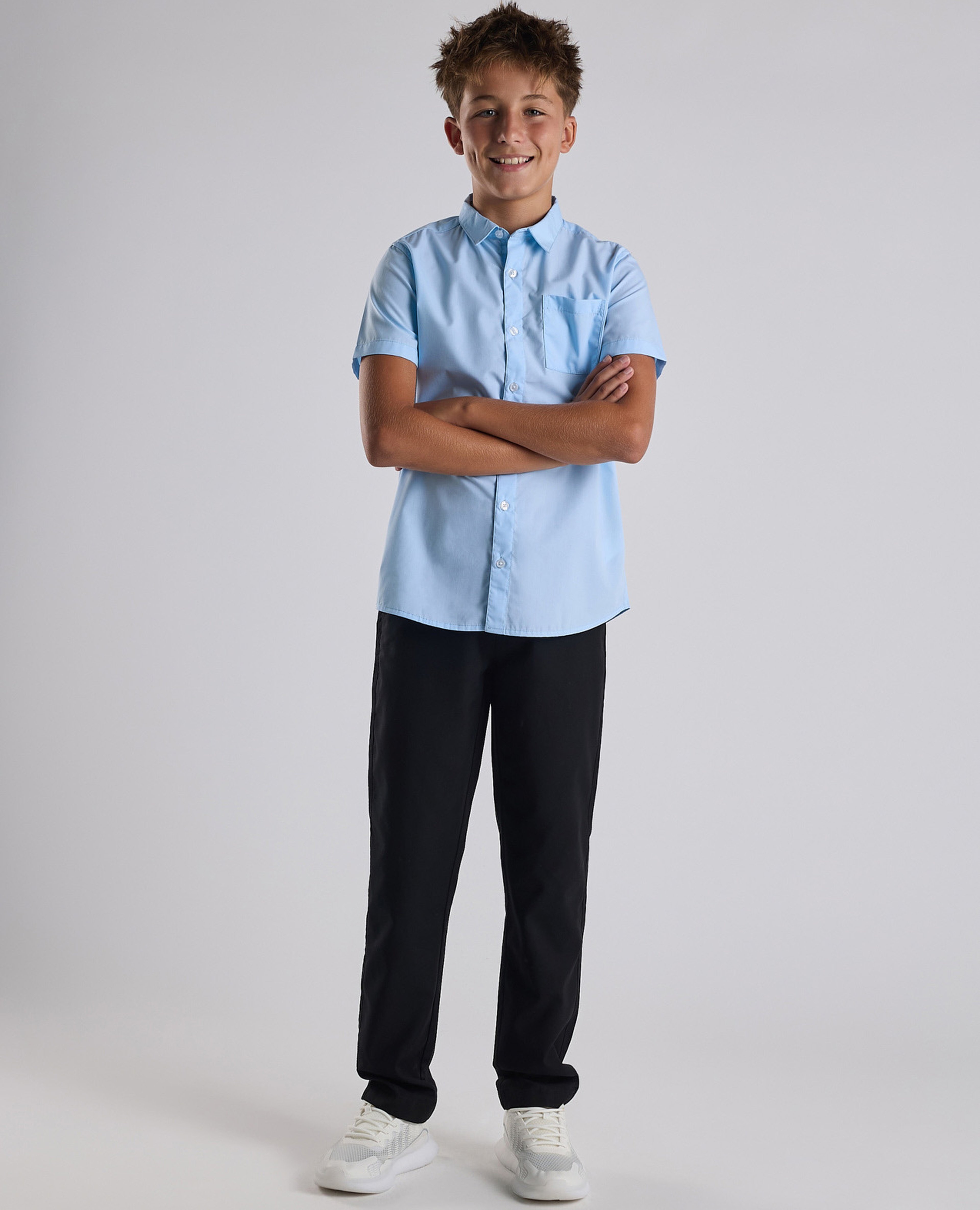 قميص بياقة كلاسيكية وأكمام قصيرة