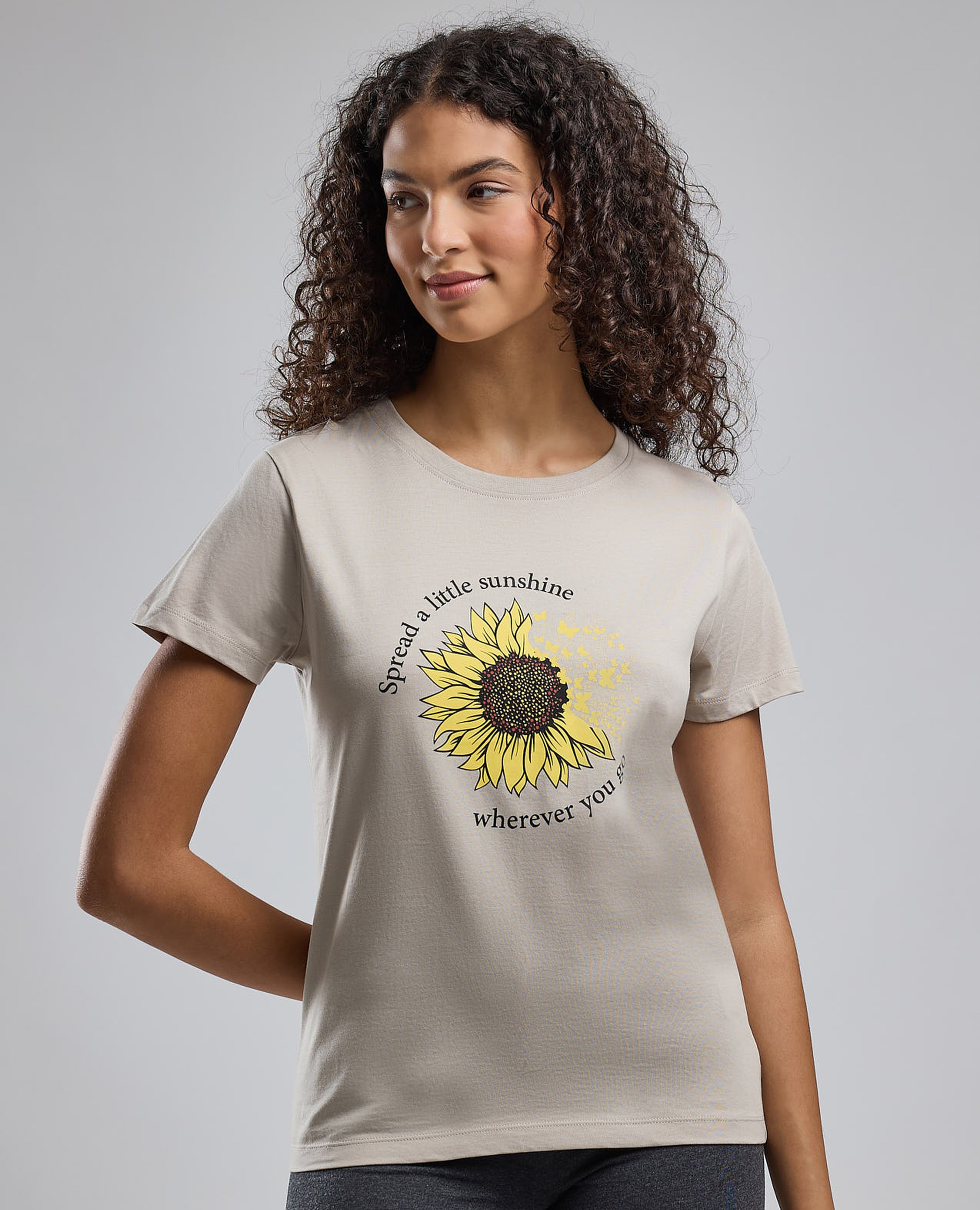 تيشيرت بطبعة جرافيك برقبة دائرية وأكمام قصيرة