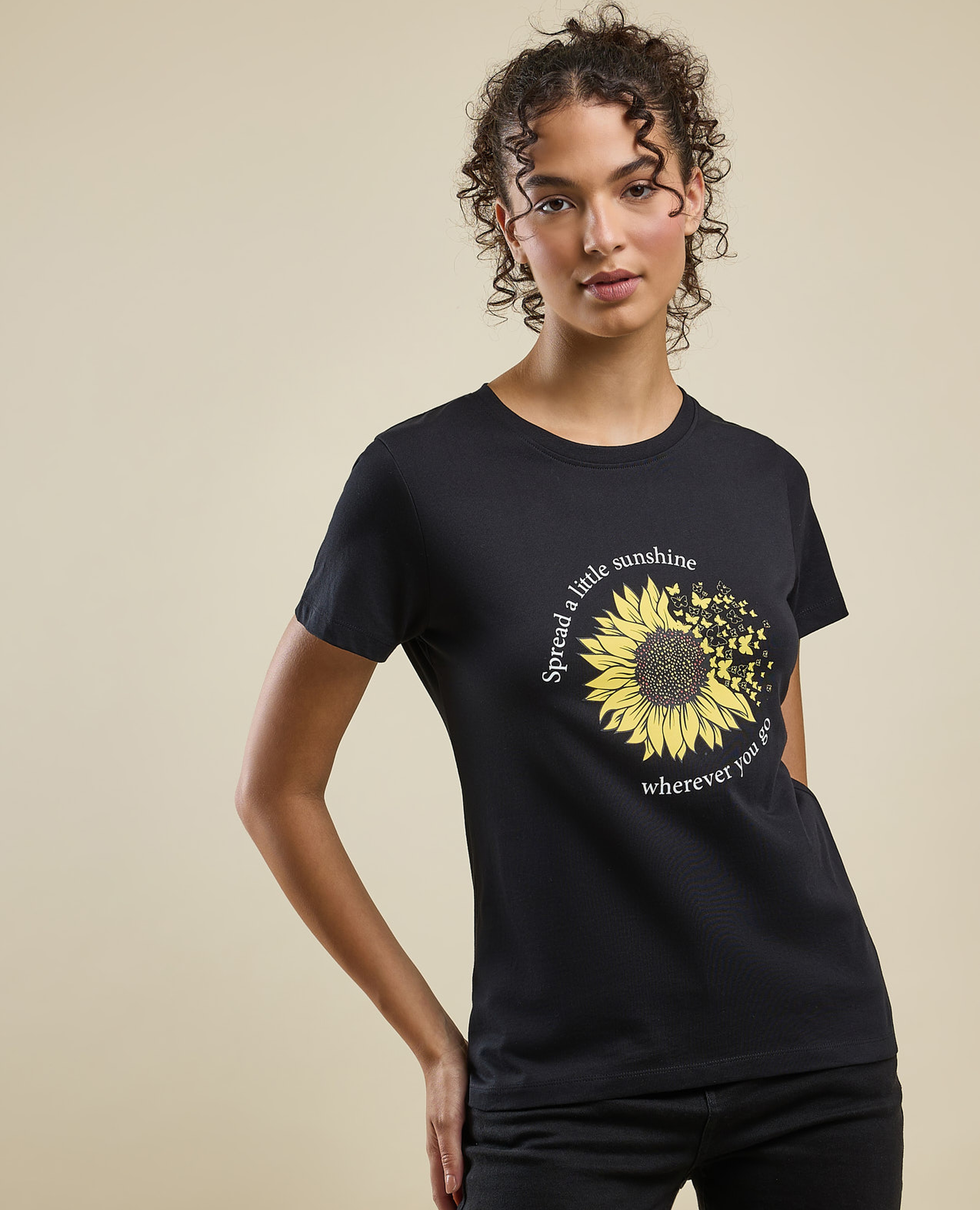 تيشيرت بطبعة جرافيك برقبة دائرية وأكمام قصيرة