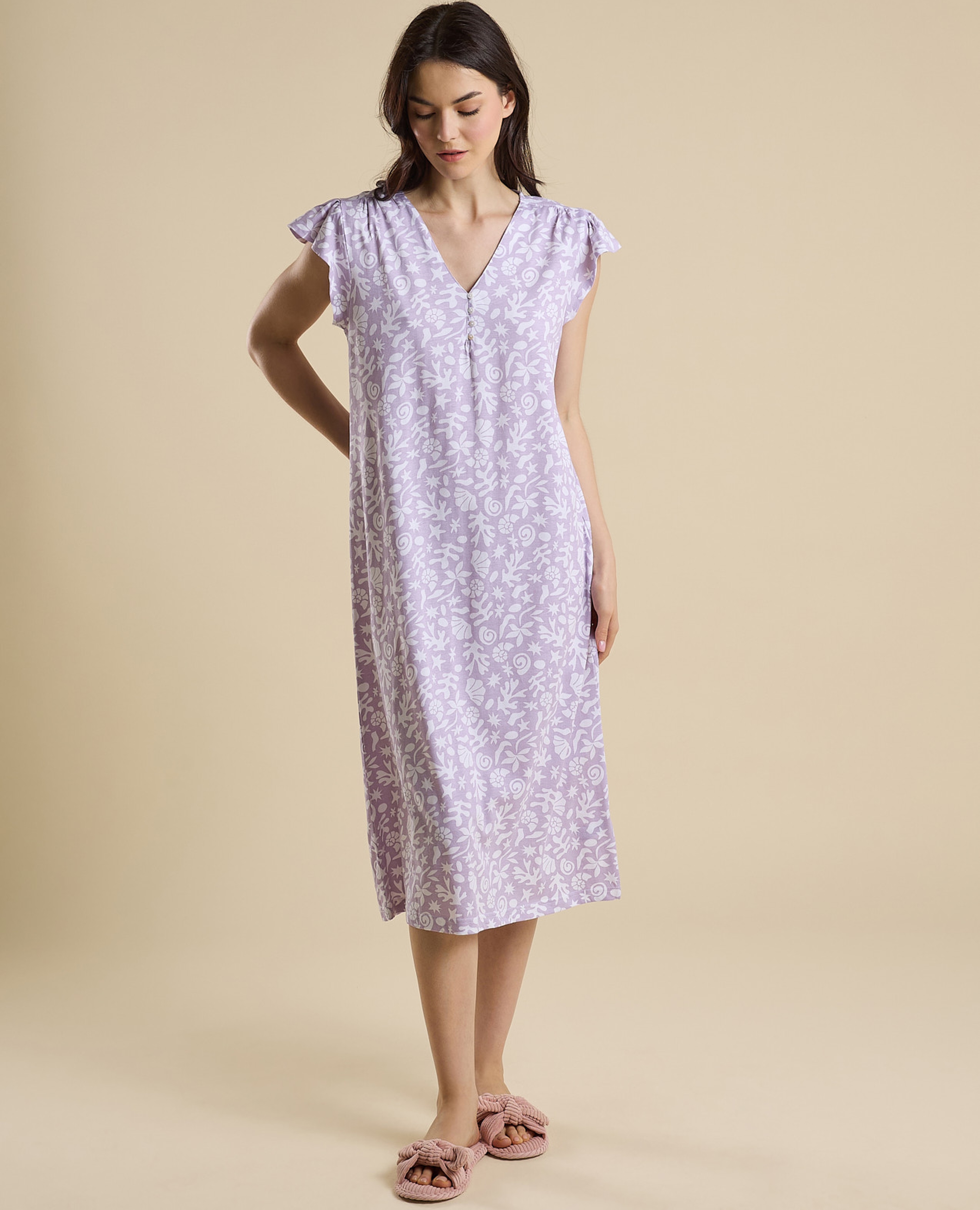 قميص نوم بطبعة وياقة V وأكمام مكشكشة