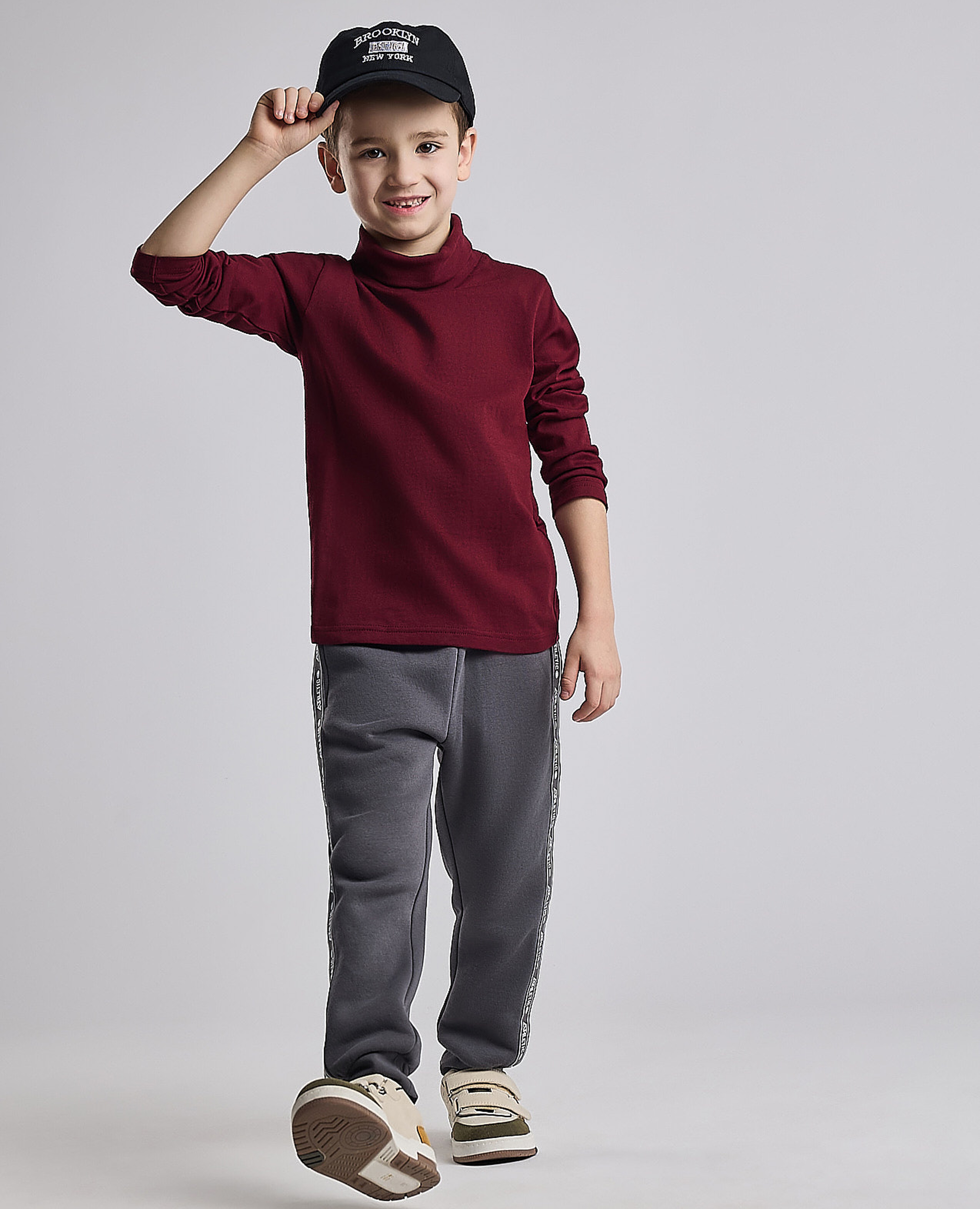 تيشيرت سادة بياقة عالية وأكمام طويلة