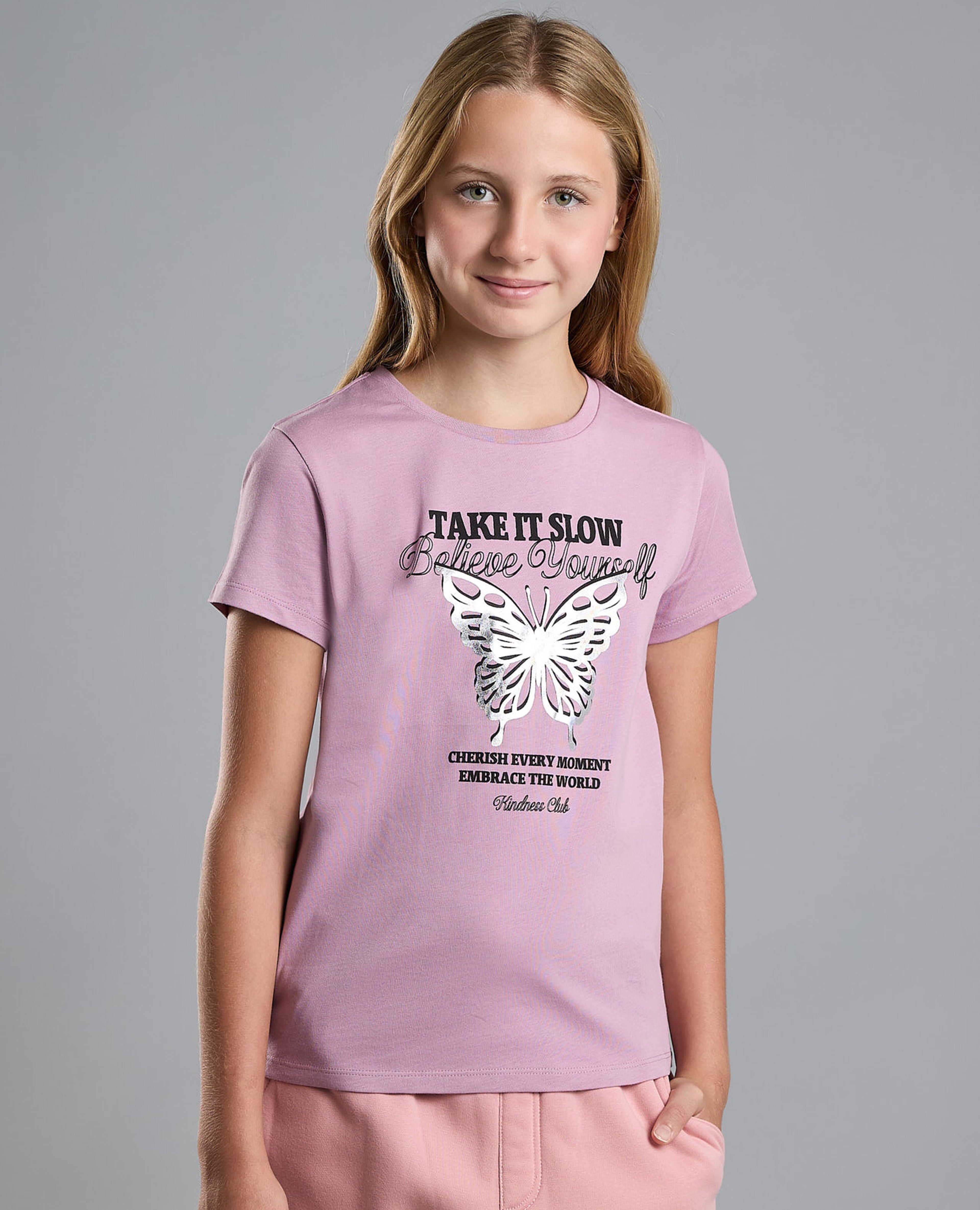 تيشيرت بطبعة برقبة دائرية وأكمام قصيرة