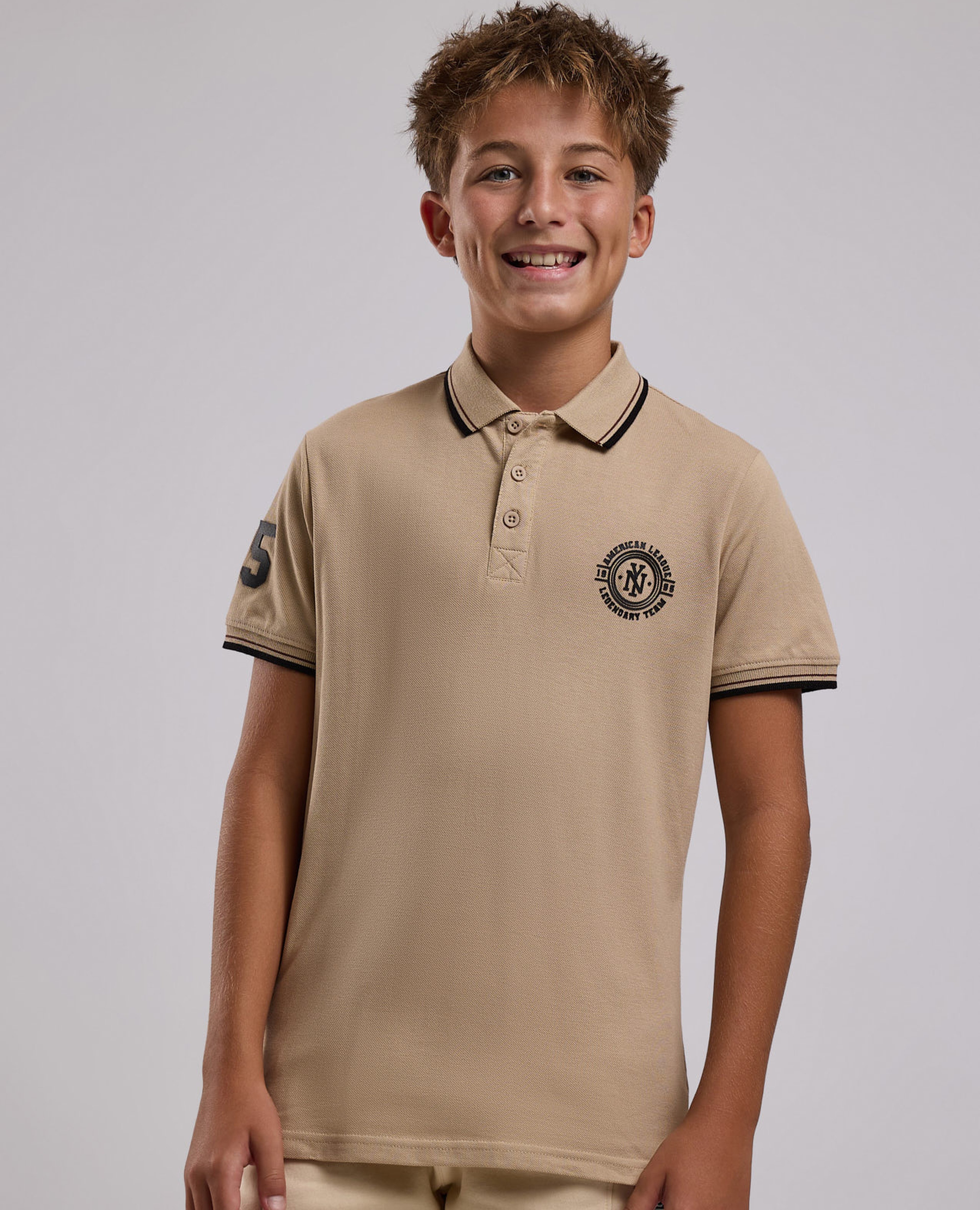 تيشيرت بولو بطبعة وأكمام قصيرة