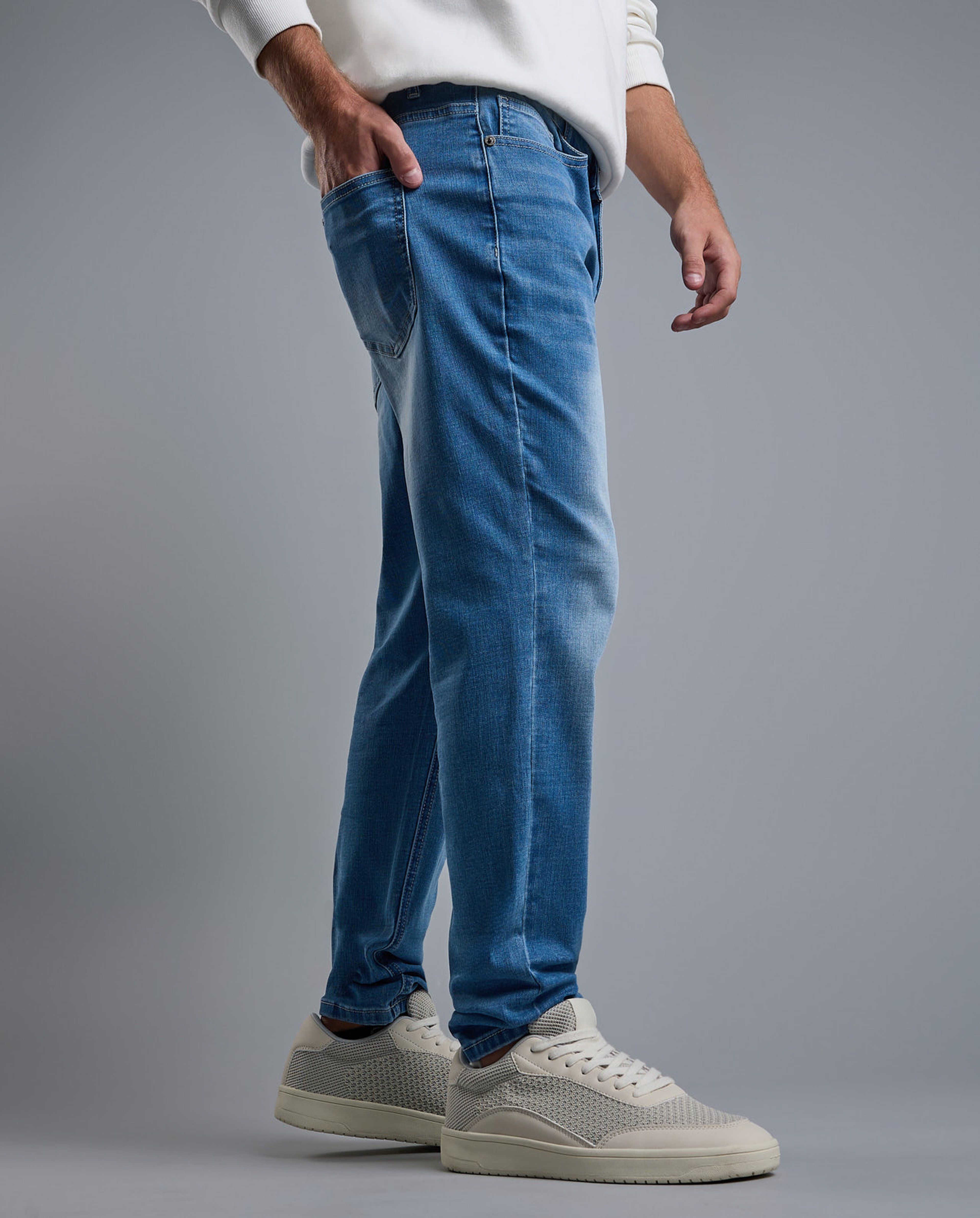 Faded Carrot Fit Jeans with Button Closure