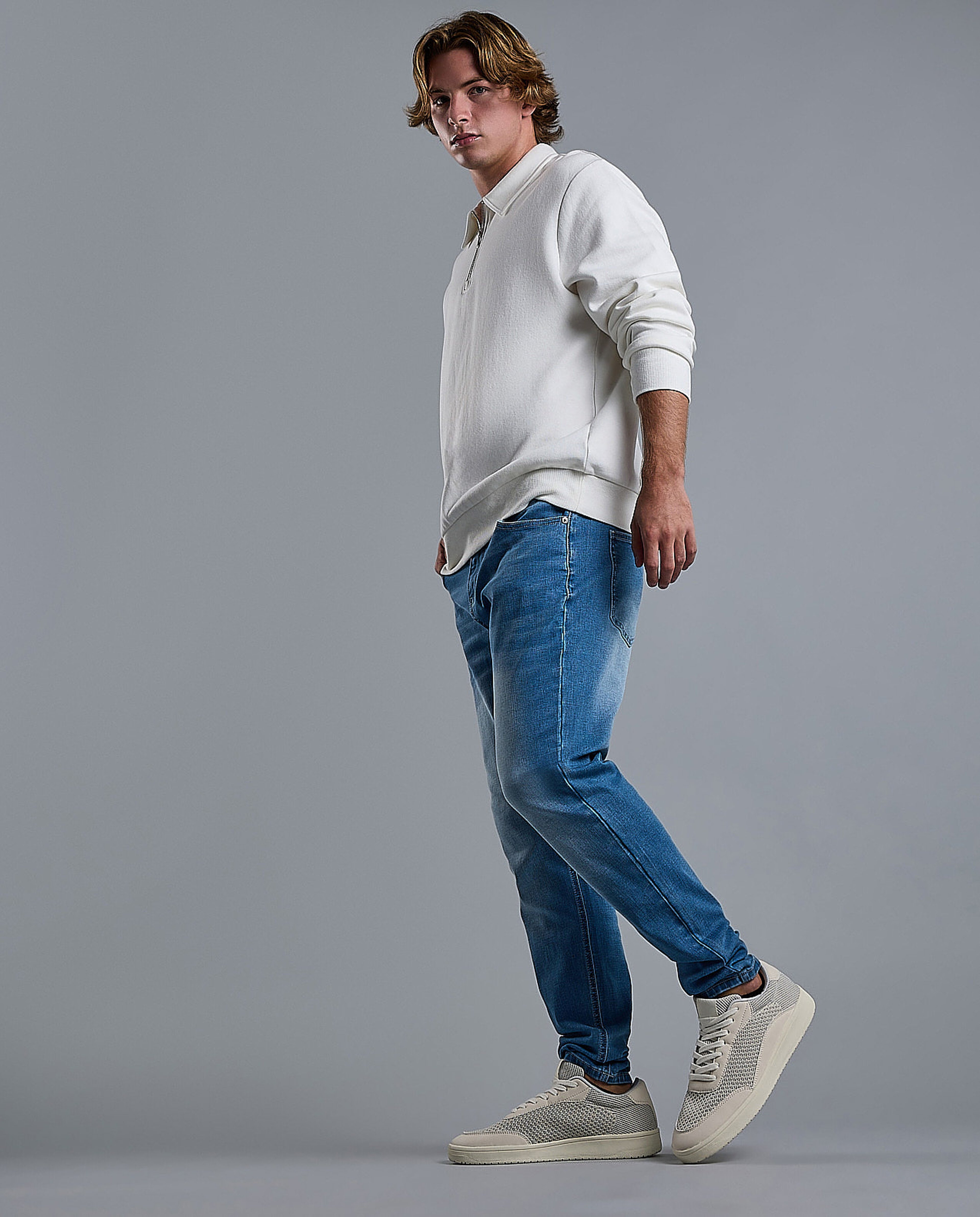 Faded Carrot Fit Jeans with Button Closure