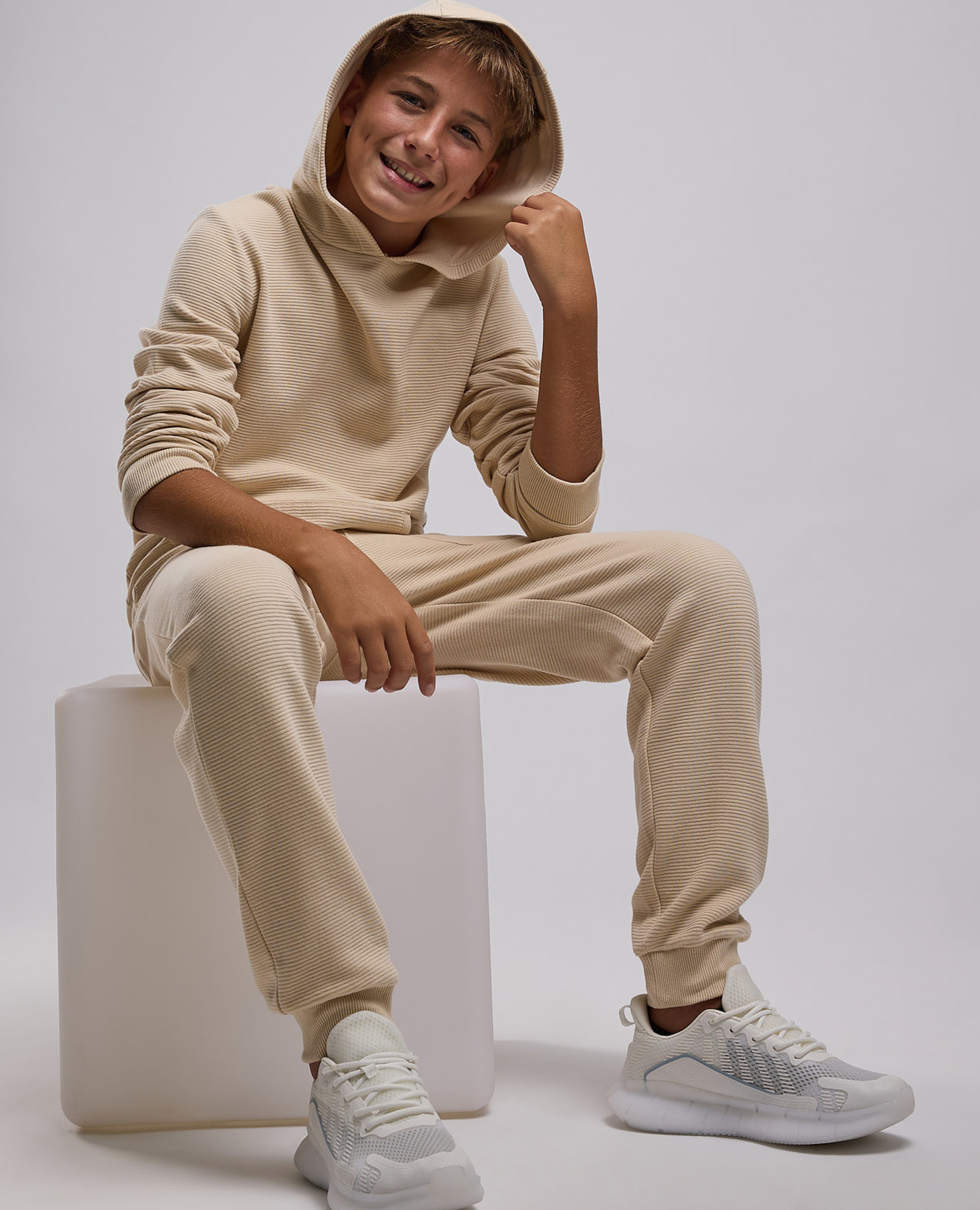 سويتشيرت بطبعة برقبة دائرية وأكمام طويلة