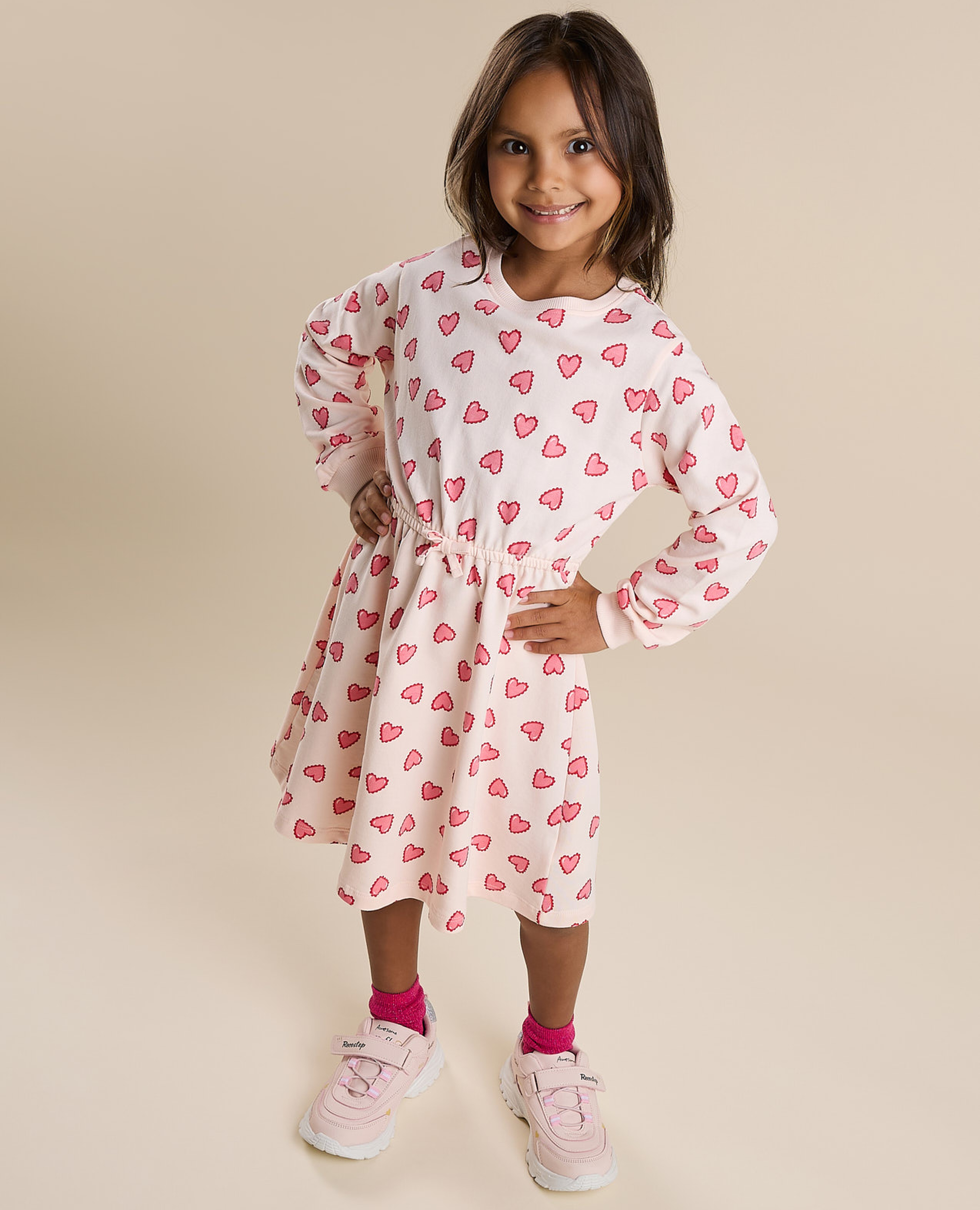 فستان واسع بنقشة برقبة دائرية وأكمام طويلة