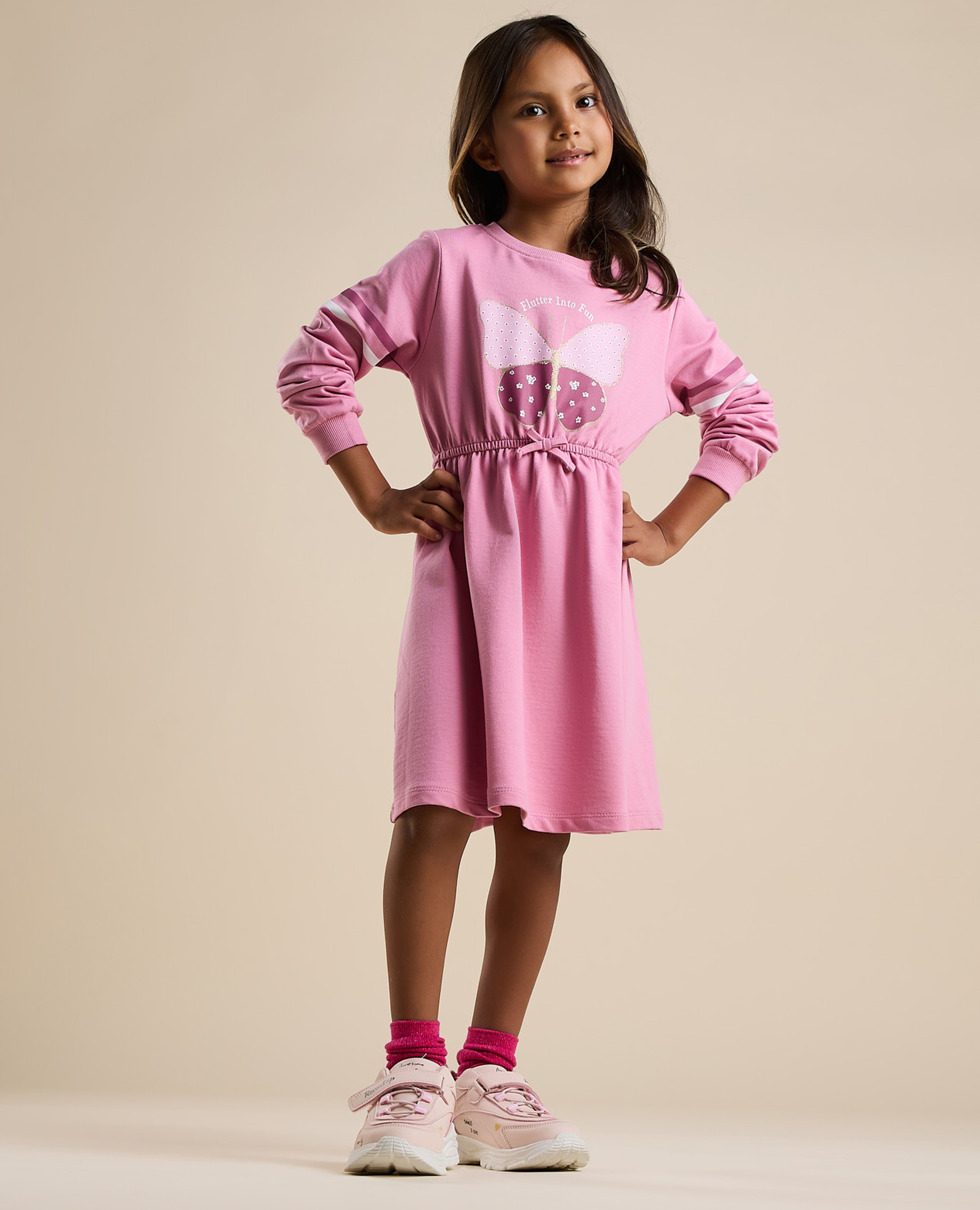 فستان واسع بطبعة برقبة دائرية وأكمام طويلة