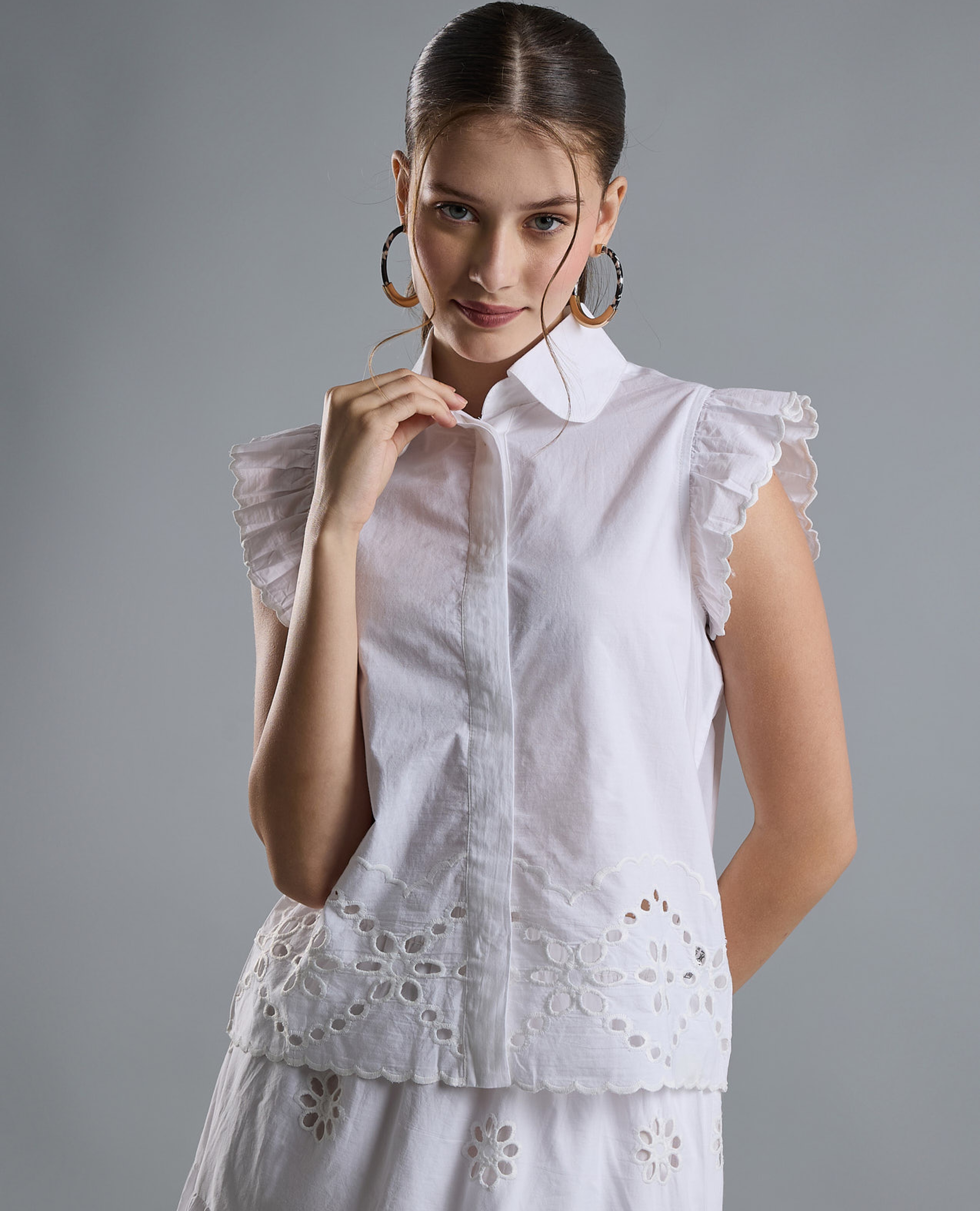 قميص بياقة كلاسيكية وأكمام بكشكشة