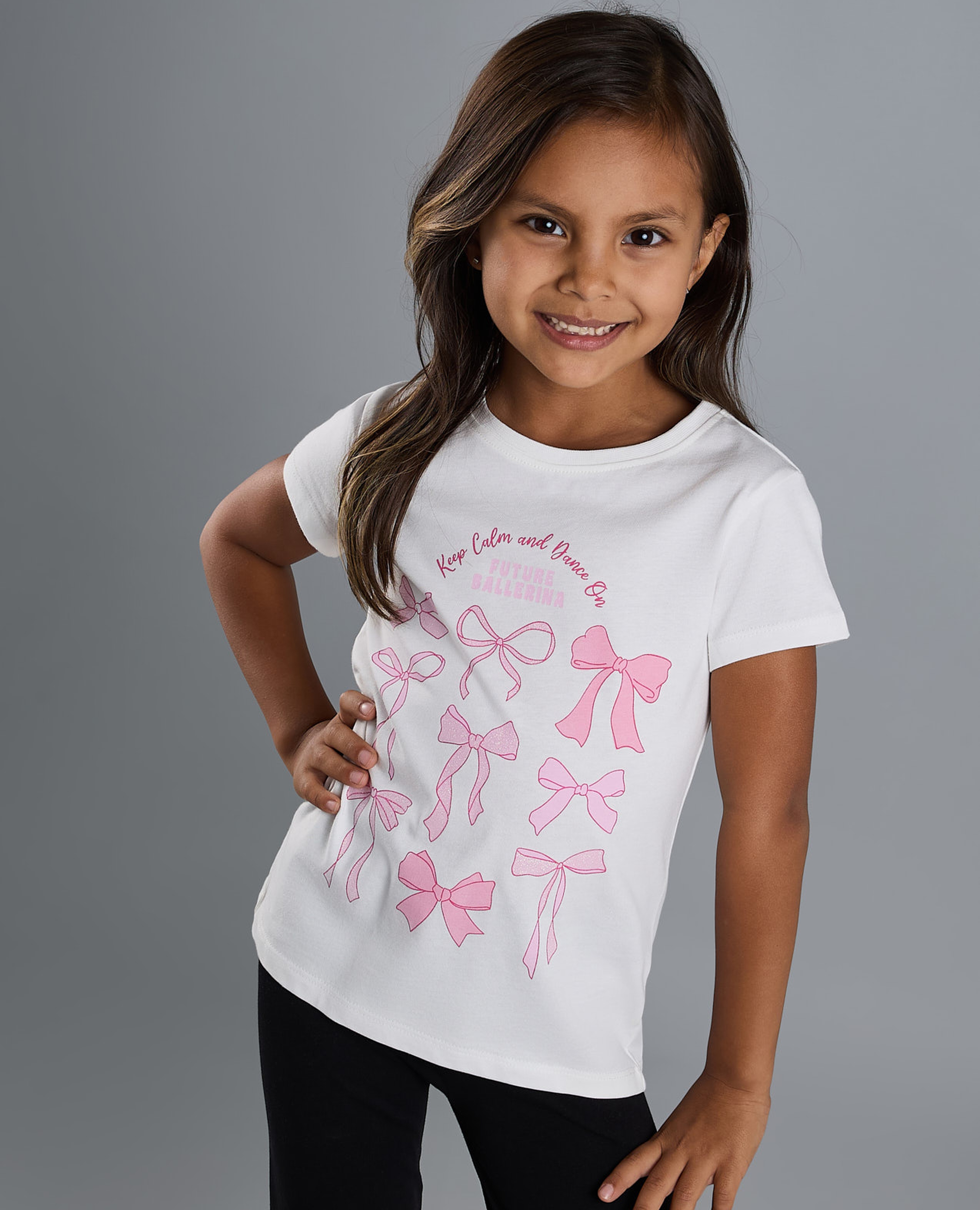 تيشيرت بطبعة برقبة دائرية وأكمام قصيرة