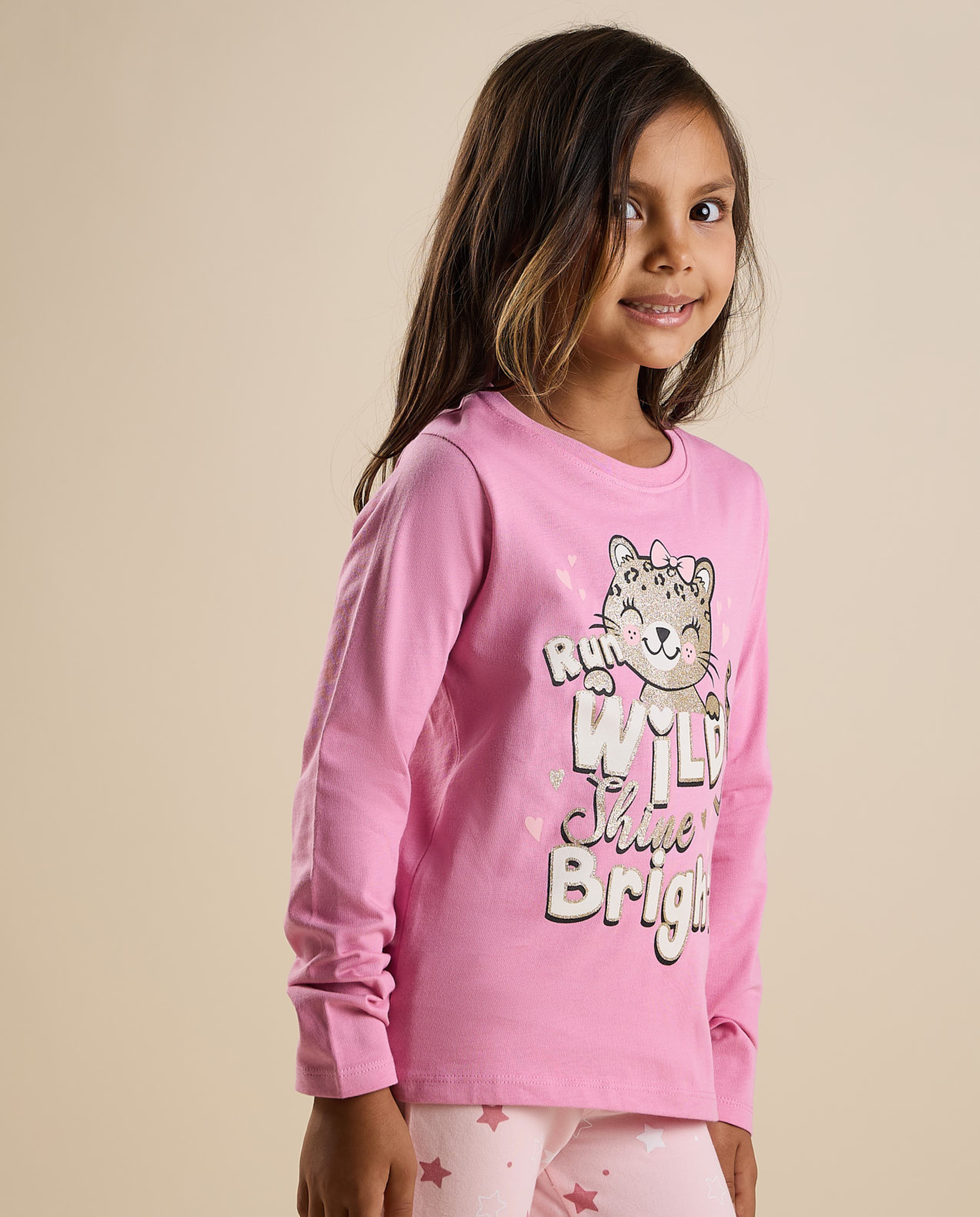 تيشيرت بطبعة برقبة دائرية وأكمام طويلة