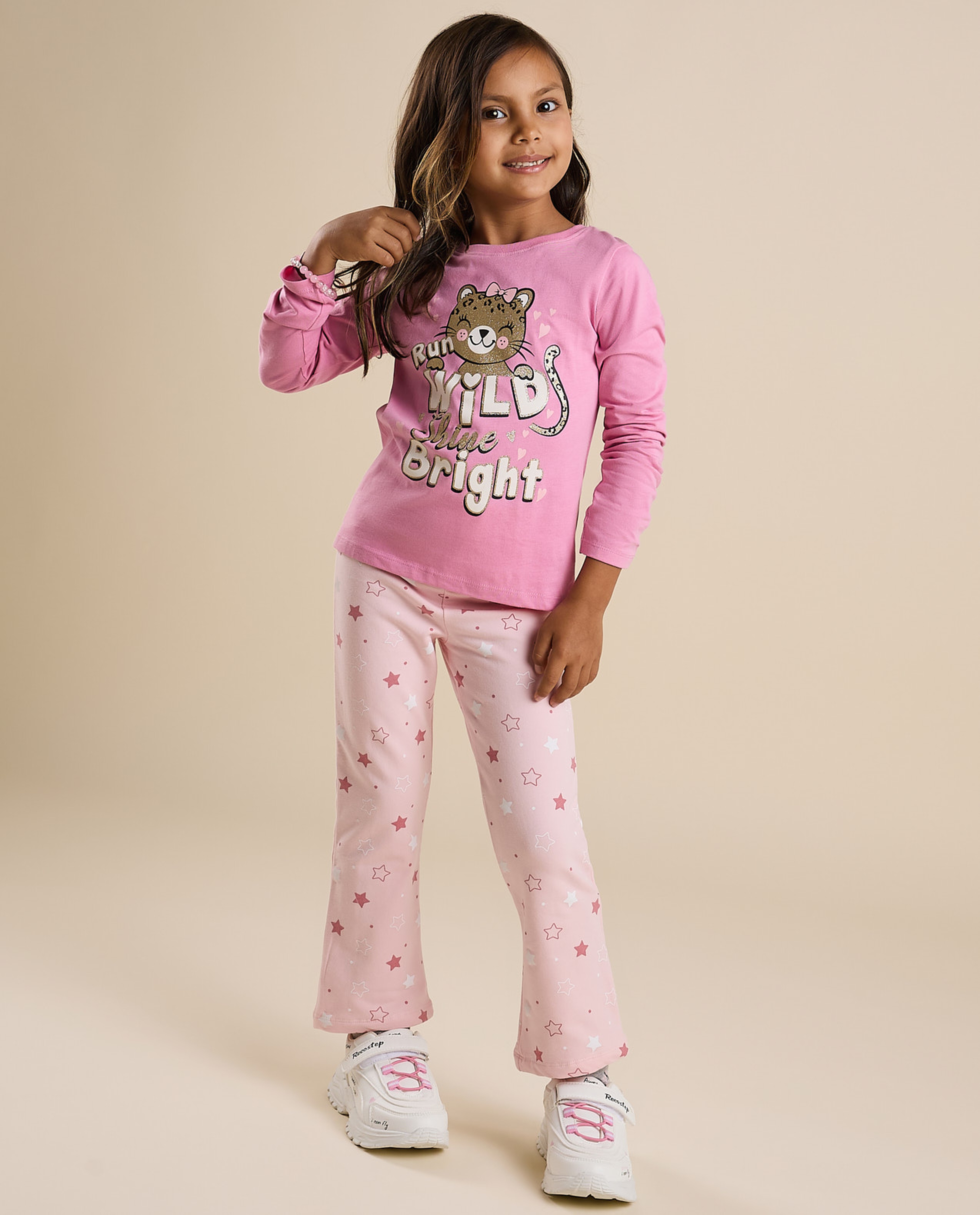 تيشيرت بطبعة برقبة دائرية وأكمام طويلة